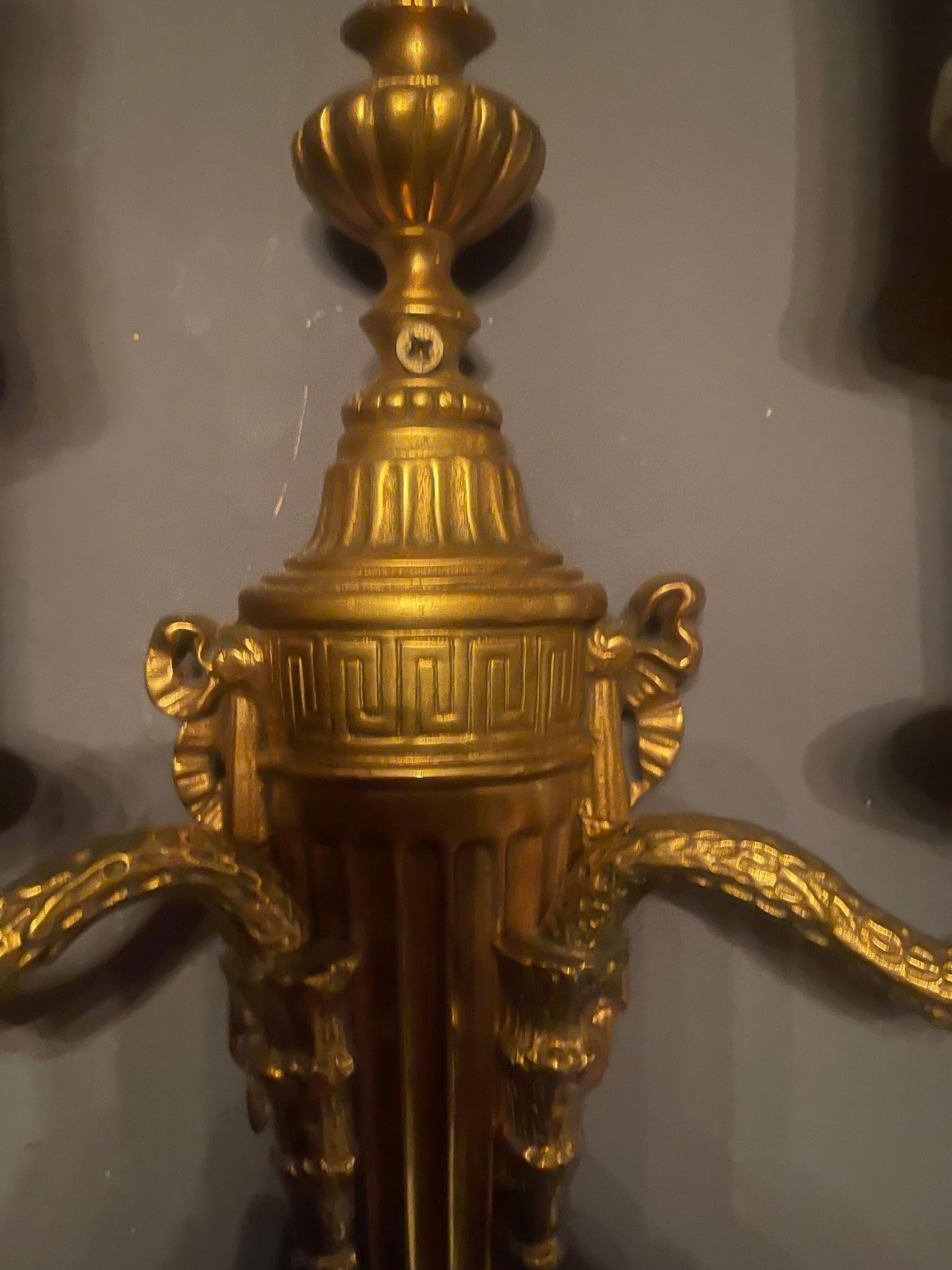 Coppia di lampade a due bracci in bronzo Dore con paralumi, fine XX secolo In condizioni buone in vendita a Savannah, GA