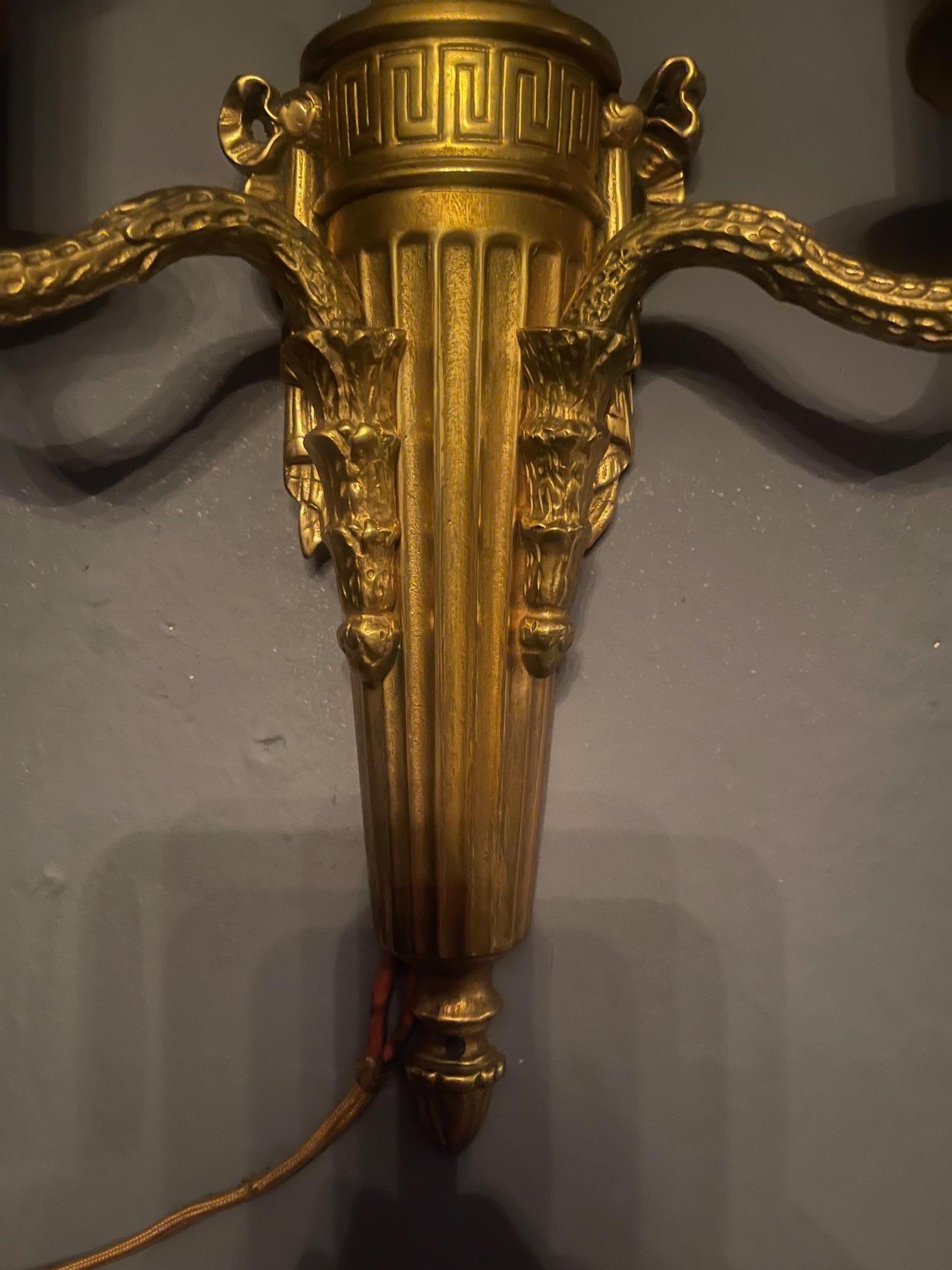 Bronzo Coppia di lampade a due bracci in bronzo Dore con paralumi, fine XX secolo in vendita