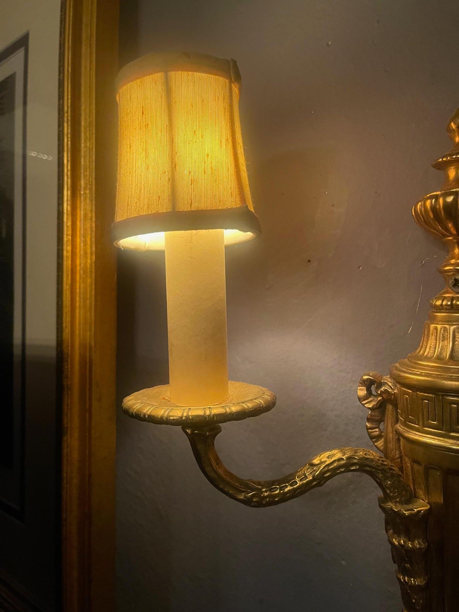 Coppia di lampade a due bracci in bronzo Dore con paralumi, fine XX secolo in vendita 1