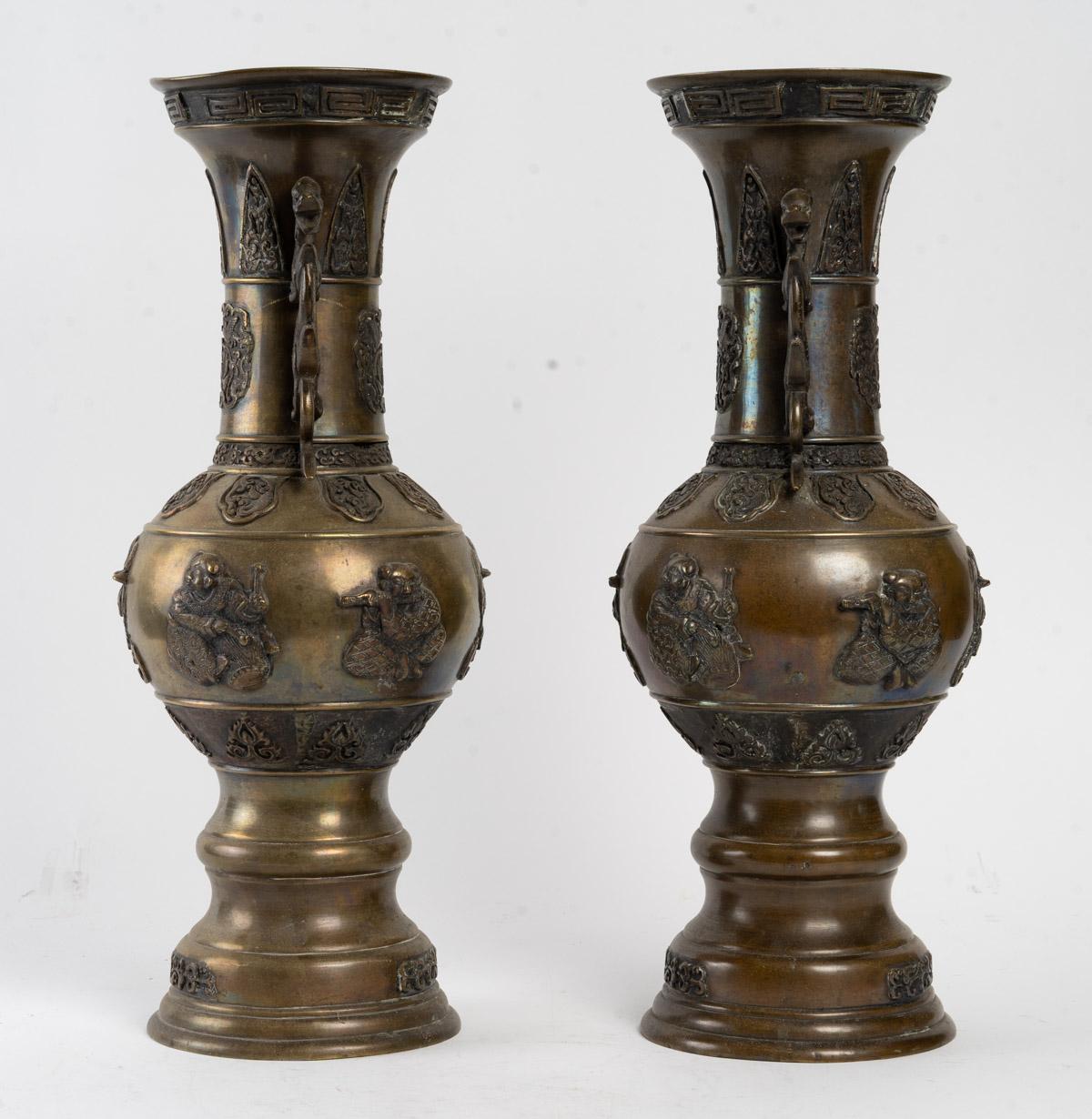 Pair of bronze vases with handles dragon shaped, 1900
Measures: H 42 cm, W 15 cm, D 16 cm.
