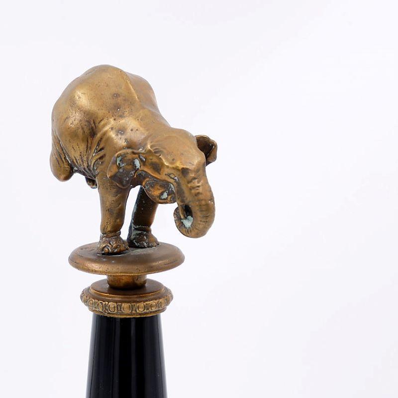 Paar Bronze-Elefanten auf Porzellansäulen mit Bronzebordüren und Bronzebordüren – WONG LEE im Angebot 6