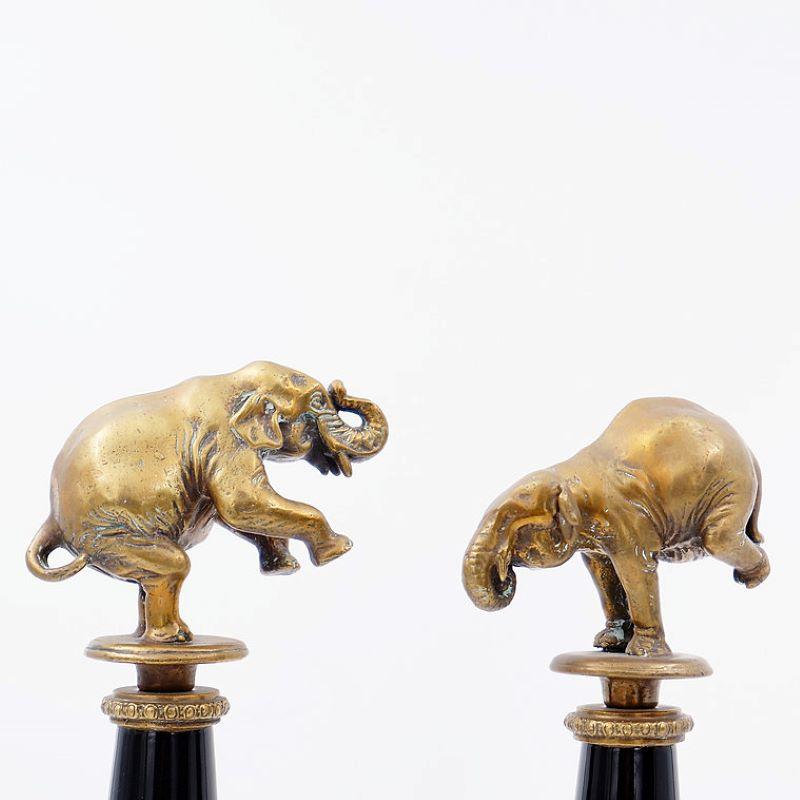 Paire d'éléphants en bronze sur des colonnes décoratives en porcelaine avec des bordures en bronze conçues par Wong Lee.