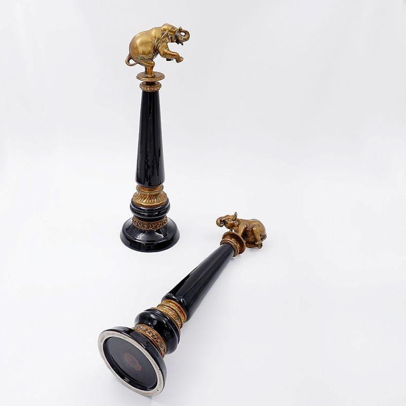 Pair of Bronze elephants on porcelain columns with bronze borders - WONG LEE In Good Condition For Sale In Brussels , BE