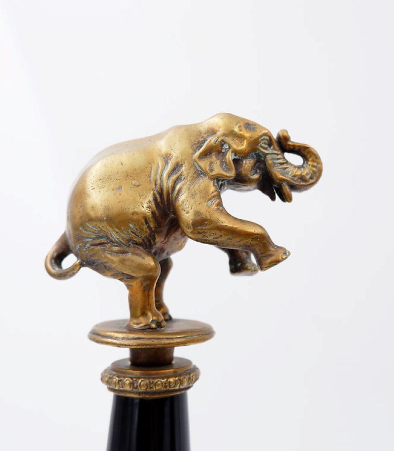 Paar Bronze-Elefanten auf Porzellansäulen mit Bronzebordüren und Bronzebordüren – WONG LEE im Angebot 3