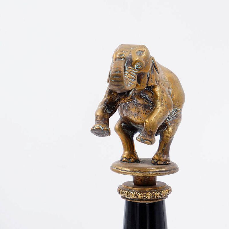 Paar Bronze-Elefanten auf Porzellansäulen mit Bronzebordüren und Bronzebordüren – WONG LEE im Angebot 5