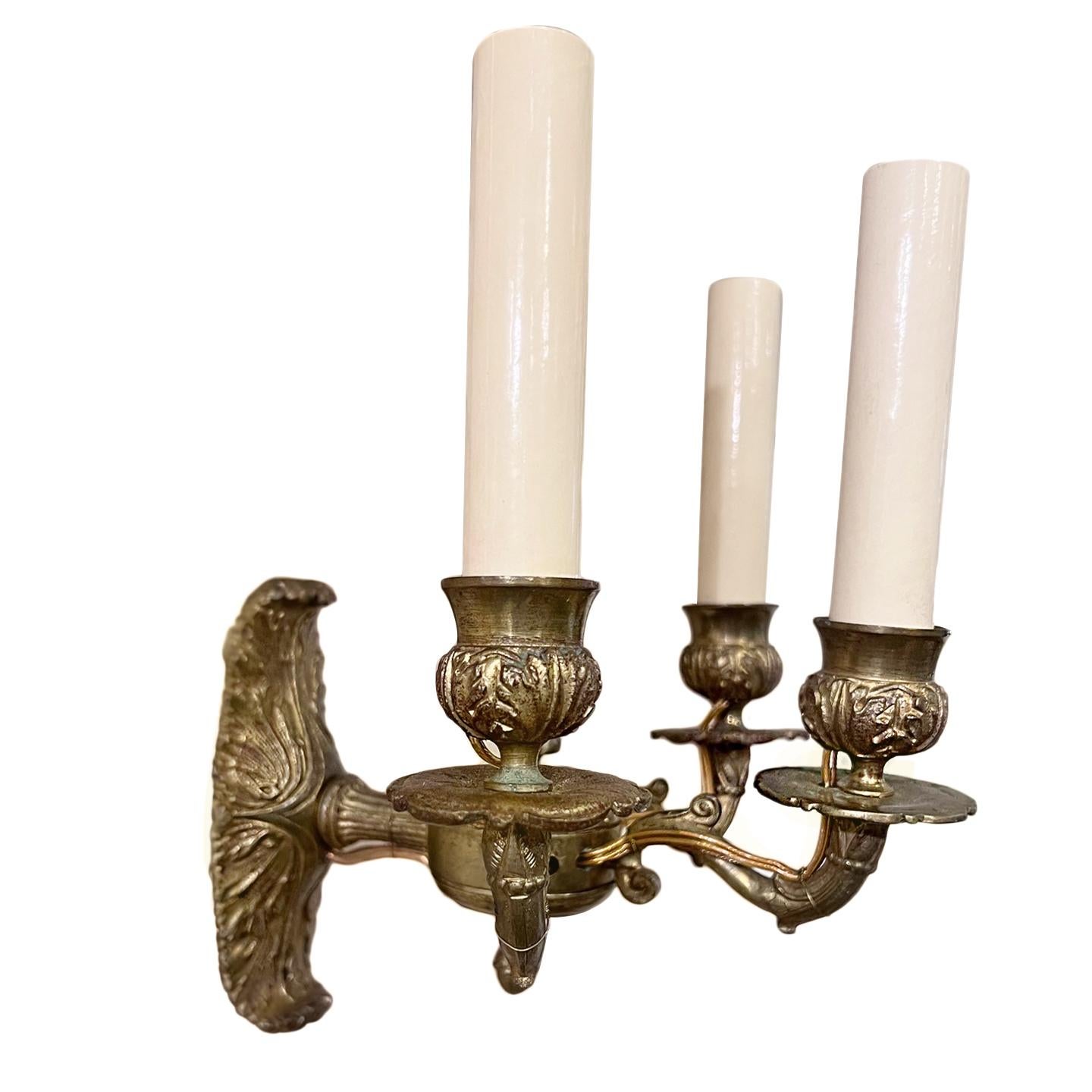 Paar französische 3-Licht-Leuchten im Empire-Stil aus dem 19. Jahrhundert mit Originallackierung. 

Abmessungen:
Höhe: 9,5