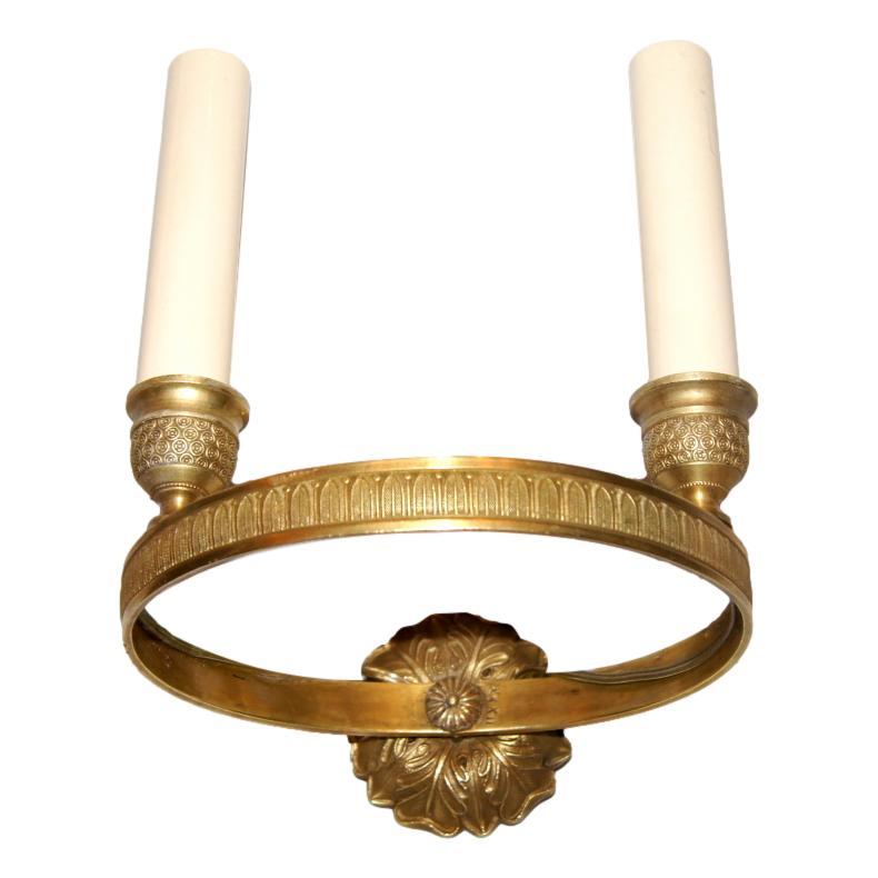Coppia di appliques a doppia luce in stile Impero francese del XIX secolo con finitura e patina originali.

Misure
Altezza: 7