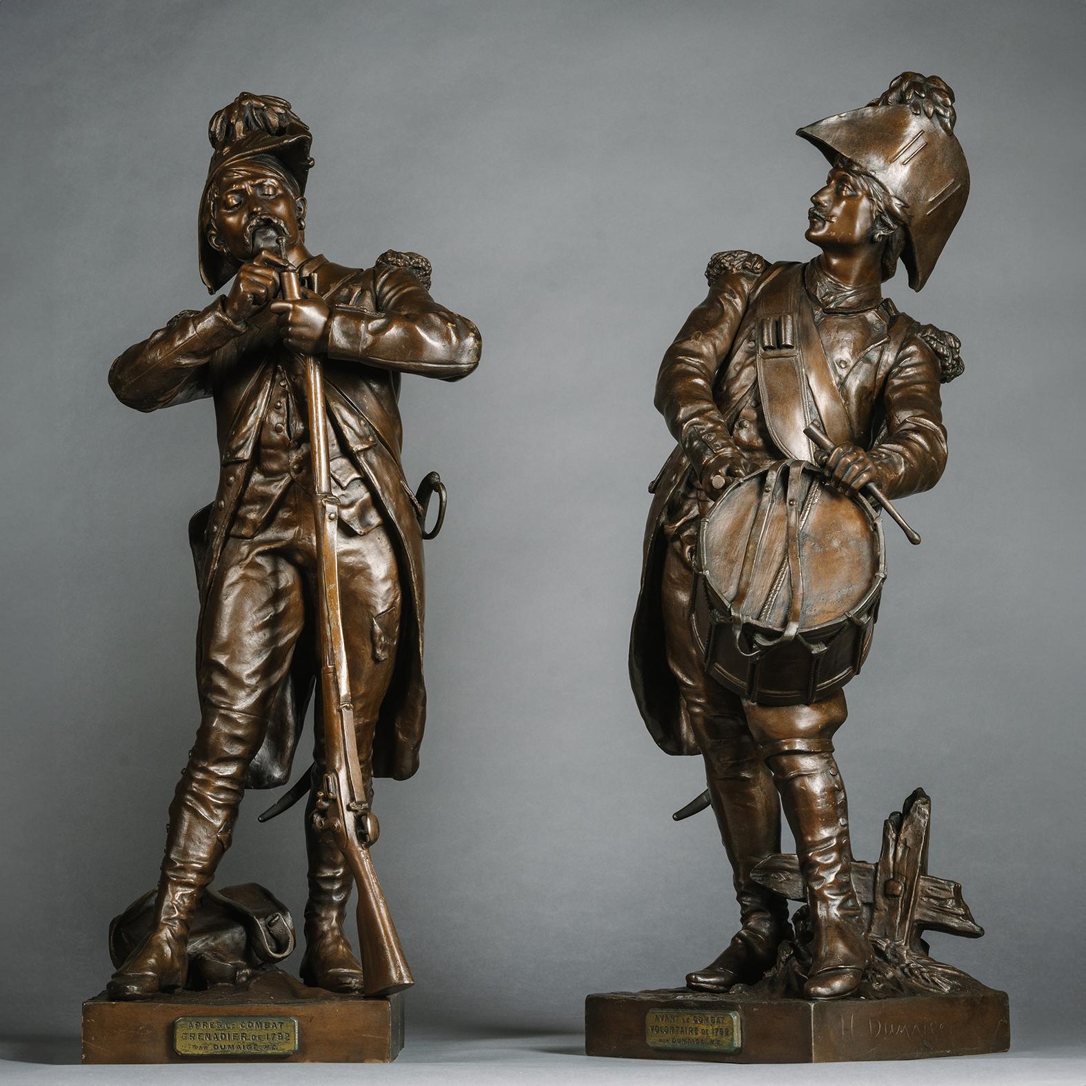 Ein schönes Paar  Bronzefiguren mit den Titeln 'Avant le Combat' und 'Apres le Combat',  Abguss nach den Modellen von Etienne-Henri Dumaige (1830 - 1888). 

Signiert H. Dumaige, mit Titelplaketten.

Die Bronzen stellen zwei verschiedene Momente der