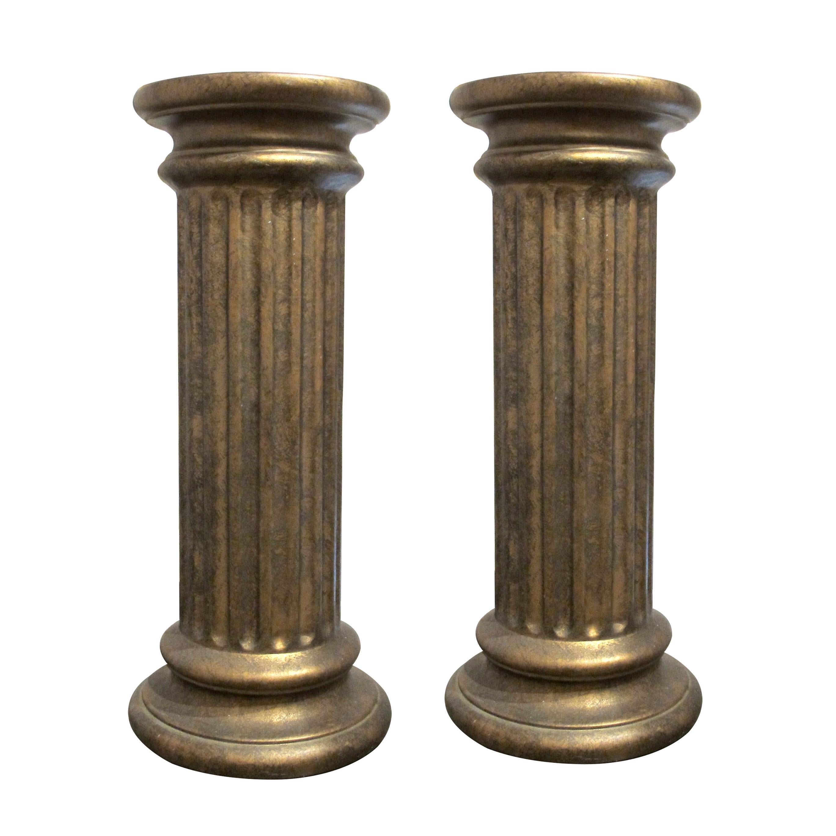 Aggiungi un tocco di eleganza classica al tuo arredamento con questa straordinaria coppia di colonne in ceramica di metà secolo. Rifiniti in una ricca tonalità di bronzo, questi elementi decorativi presentano un design scanalato ispirato