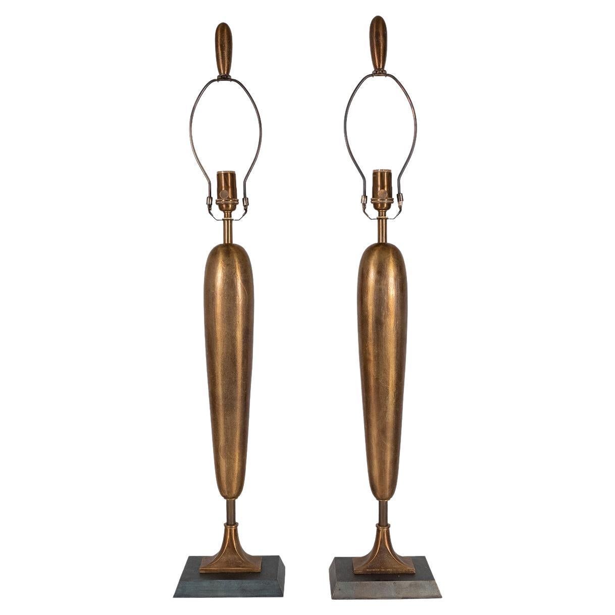 Paar bronzefarbene, vom Deco inspirierte Tischlampen