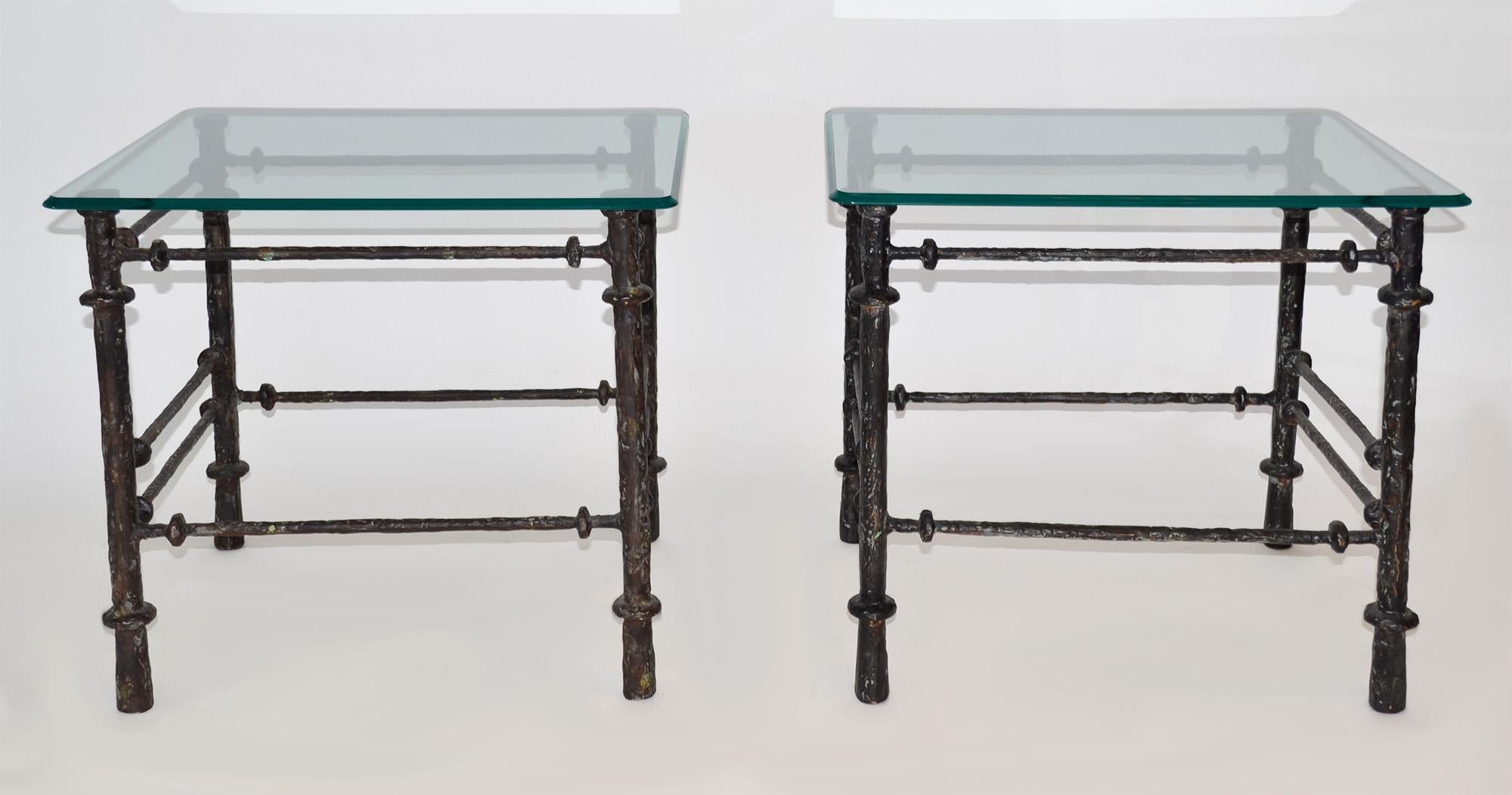 Pareja de mesas auxiliares o auxiliares con acabado en bronce según Giacometti, EE.UU. Años 70

Pareja de mesas auxiliares escultóricas a la manera de Diego Giacometti, fabricadas en la década de 1970 en aluminio fundido con un rico acabado en falso