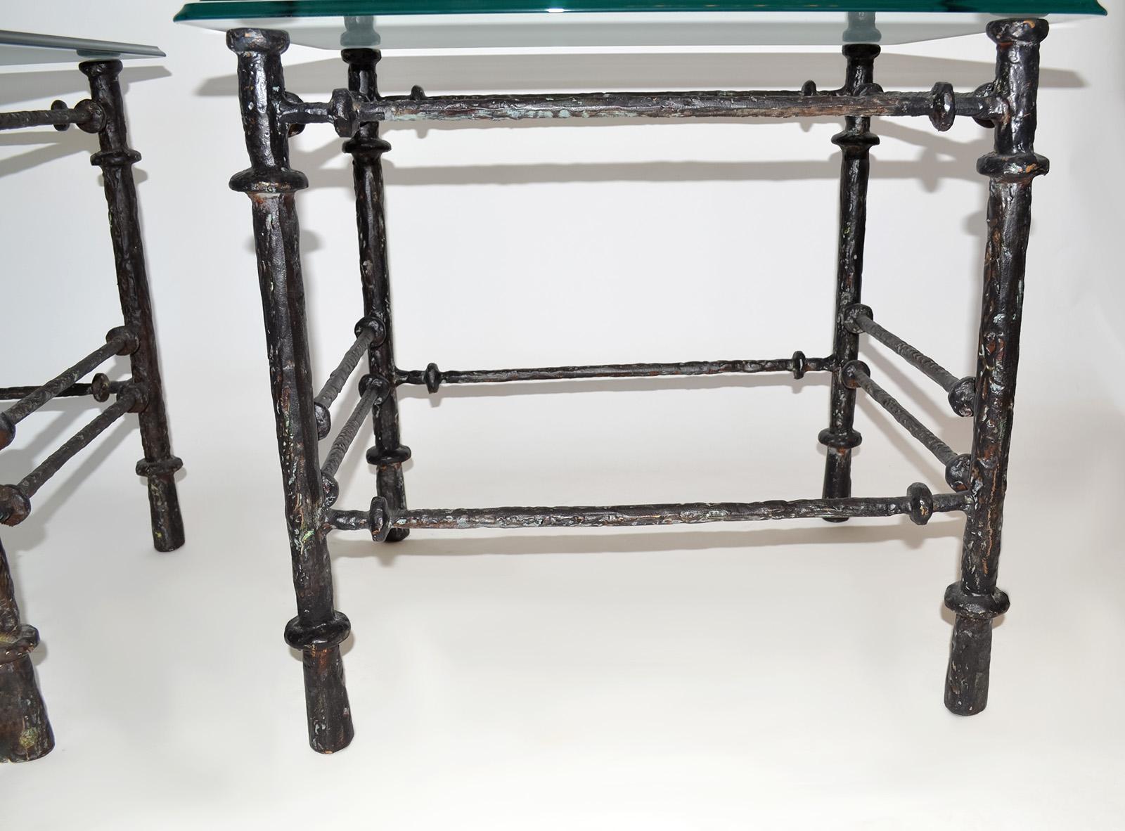 Pareja de mesas auxiliares o auxiliares con acabado en bronce según Giacometti, EE.UU. Años 70 Estadounidense en venta