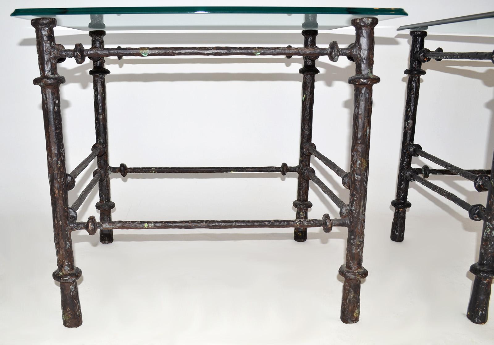 Pareja de mesas auxiliares o auxiliares con acabado en bronce según Giacometti, EE.UU. Años 70 Pintado en venta