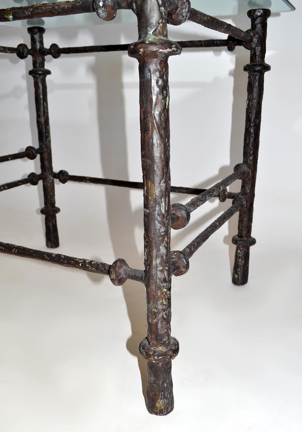 Pareja de mesas auxiliares o auxiliares con acabado en bronce según Giacometti, EE.UU. Años 70 en Bueno estado para la venta en Fort Lauderdale, FL