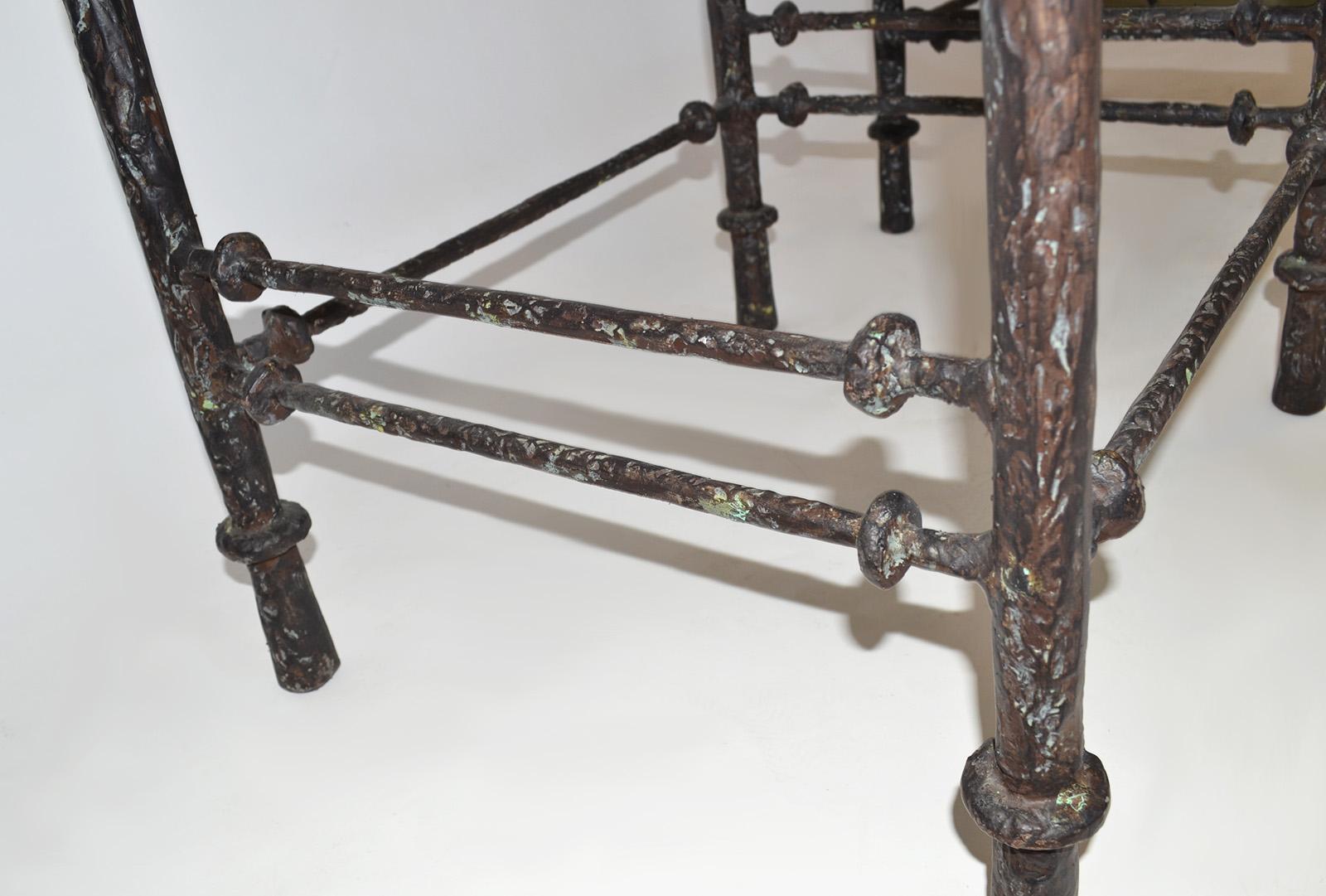 Pareja de mesas auxiliares o auxiliares con acabado en bronce según Giacometti, EE.UU. Años 70 siglo XX en venta