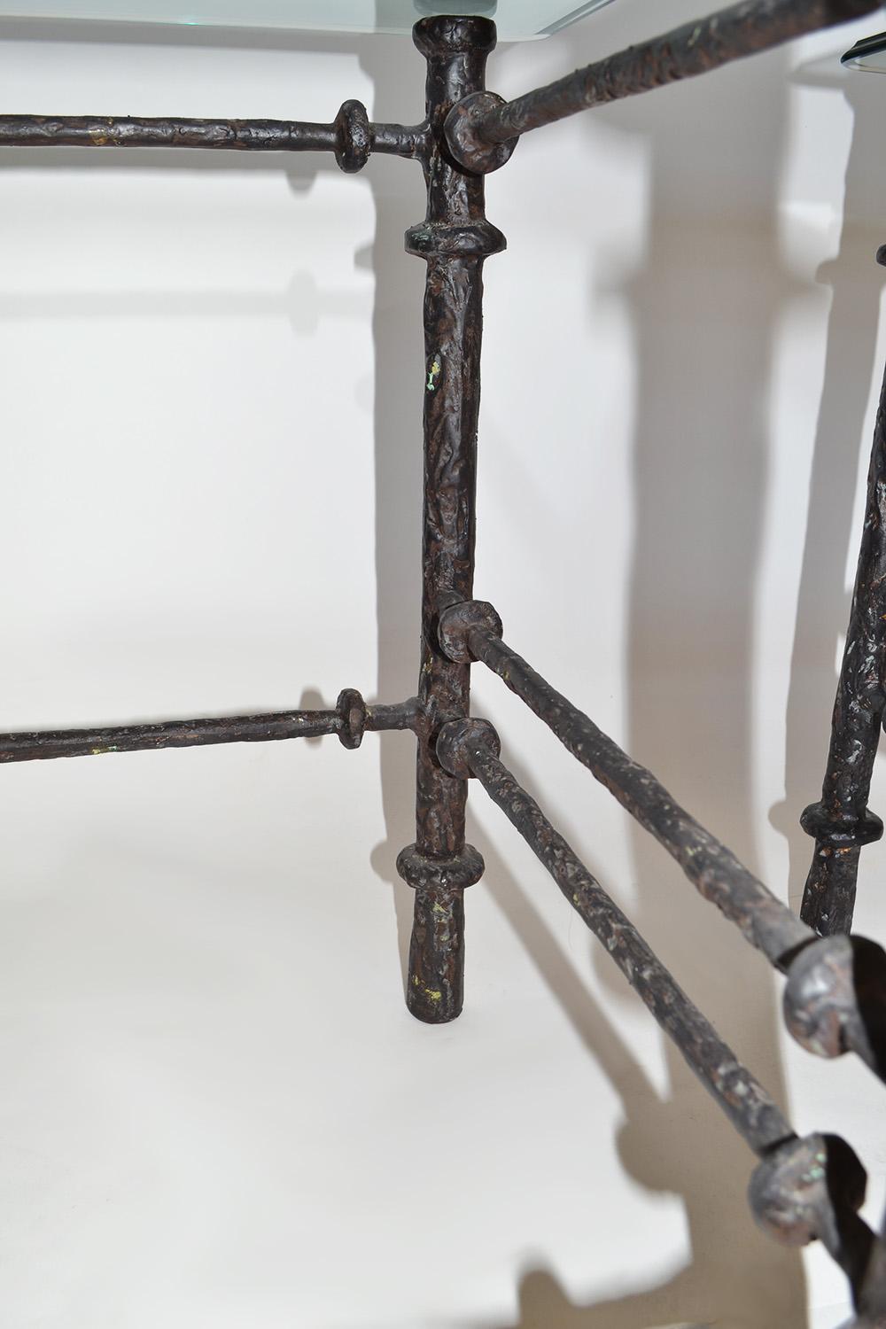 Pareja de mesas auxiliares o auxiliares con acabado en bronce según Giacometti, EE.UU. Años 70 en venta 1