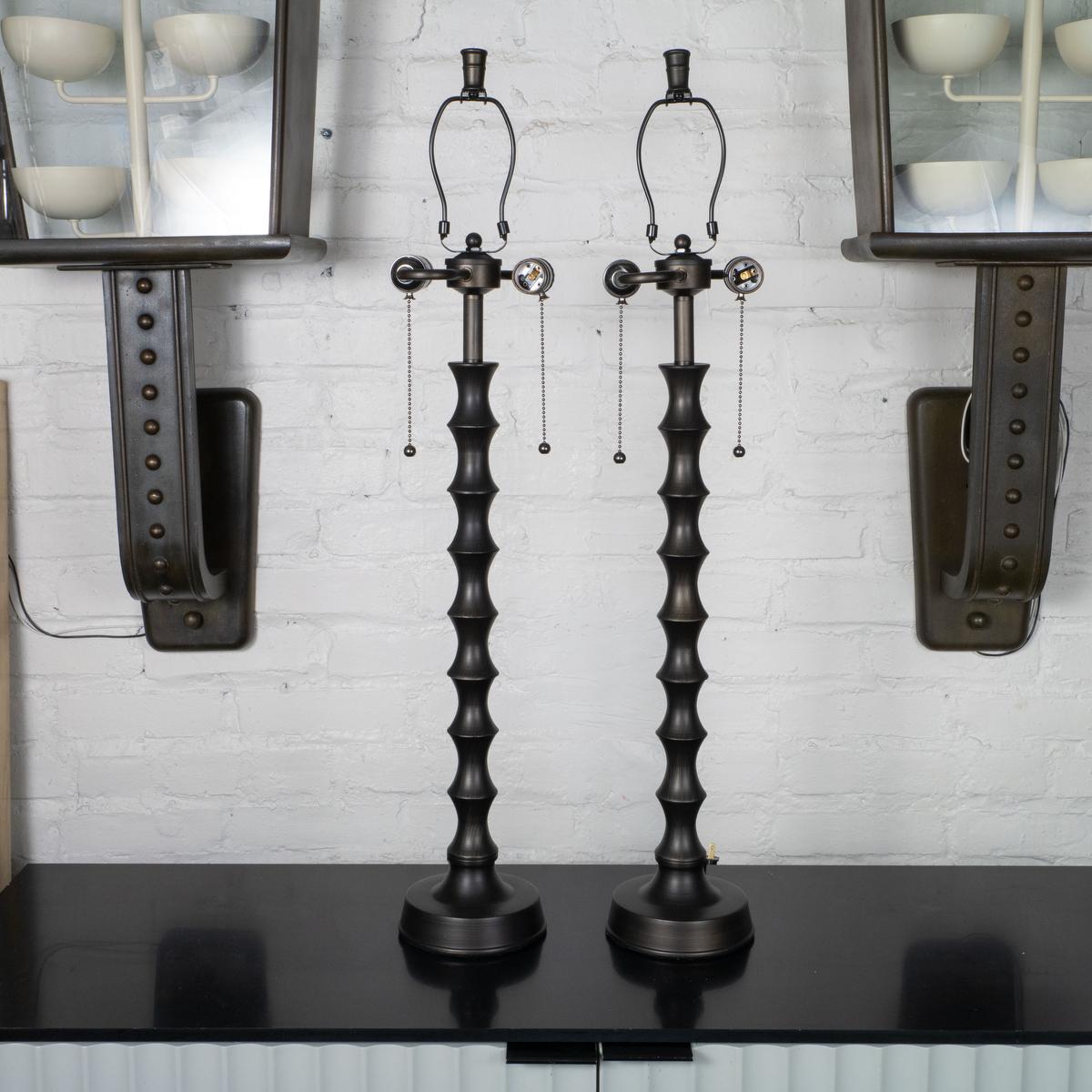 Paar bronzefarbene Tischlampen aus Bambusimitat (Moderne der Mitte des Jahrhunderts) im Angebot