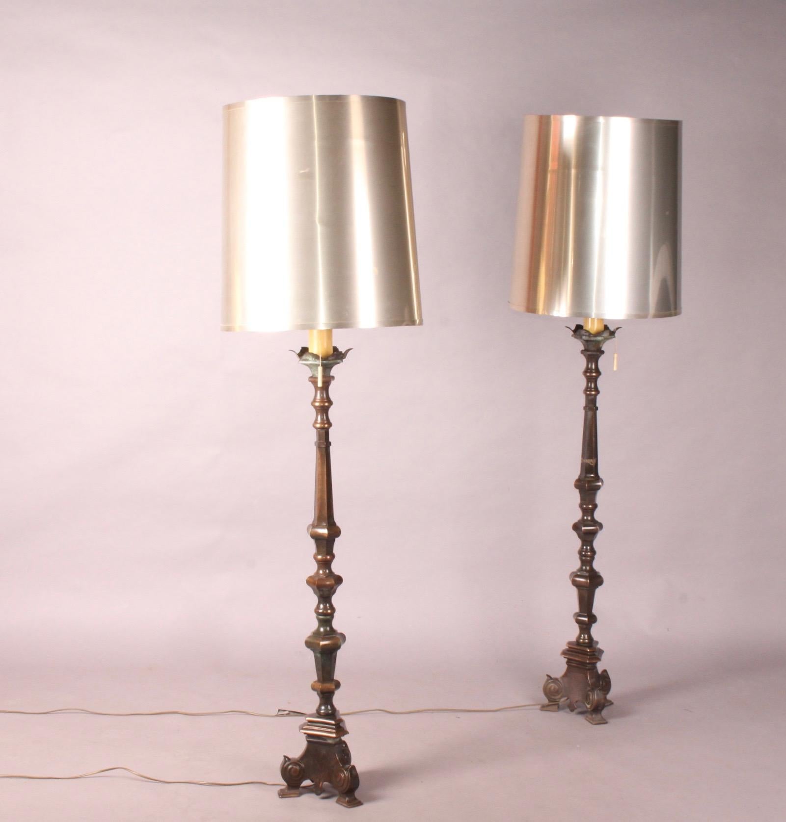 Pair of Bronze Floor Lamp and Plastic Shade In Good Condition In grand Lancy, CH