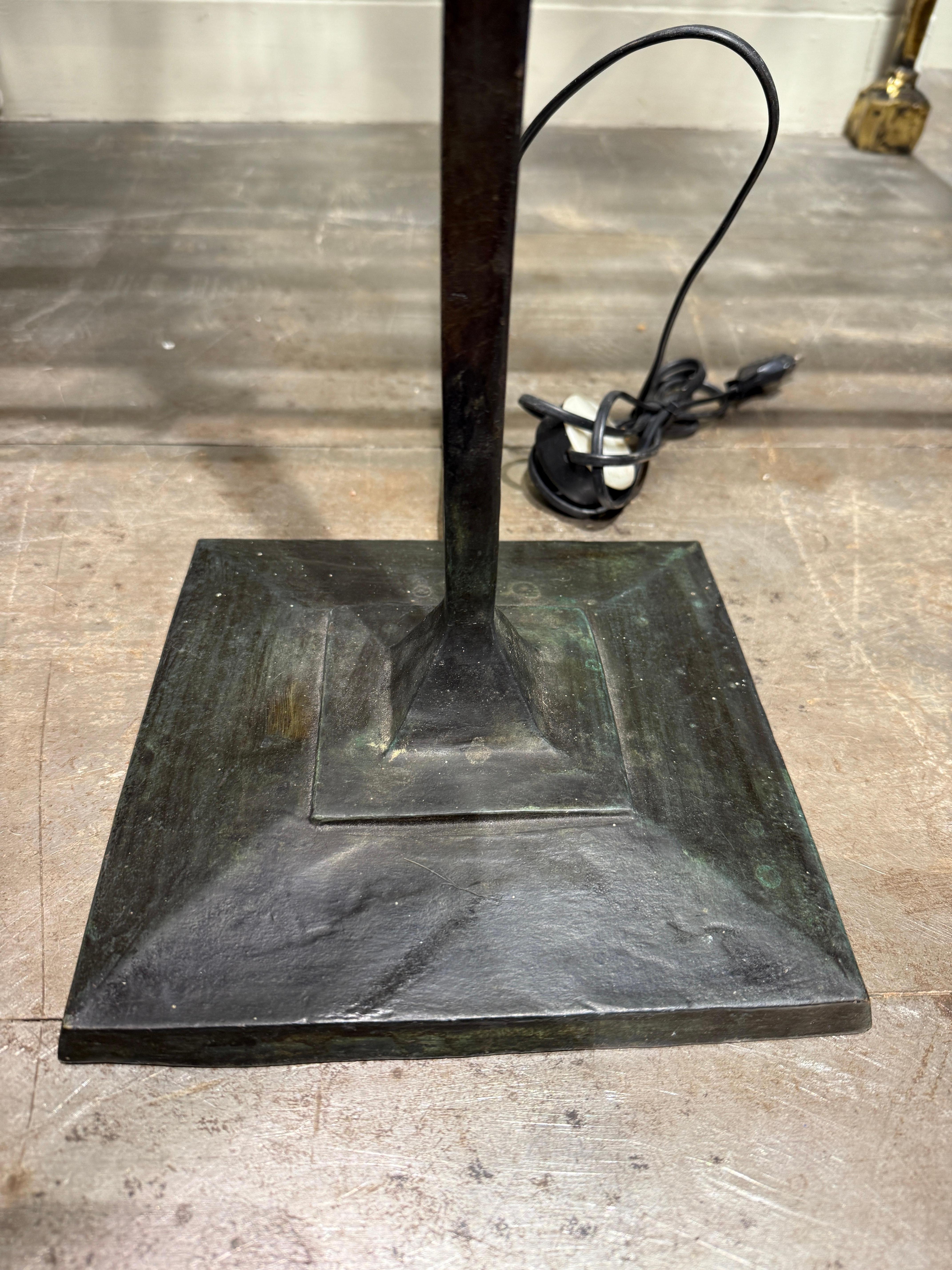 Coppia di lampade da terra in bronzo patinato di Eric Schmitt del 1980 circa

Solo la base H. 137 cm 