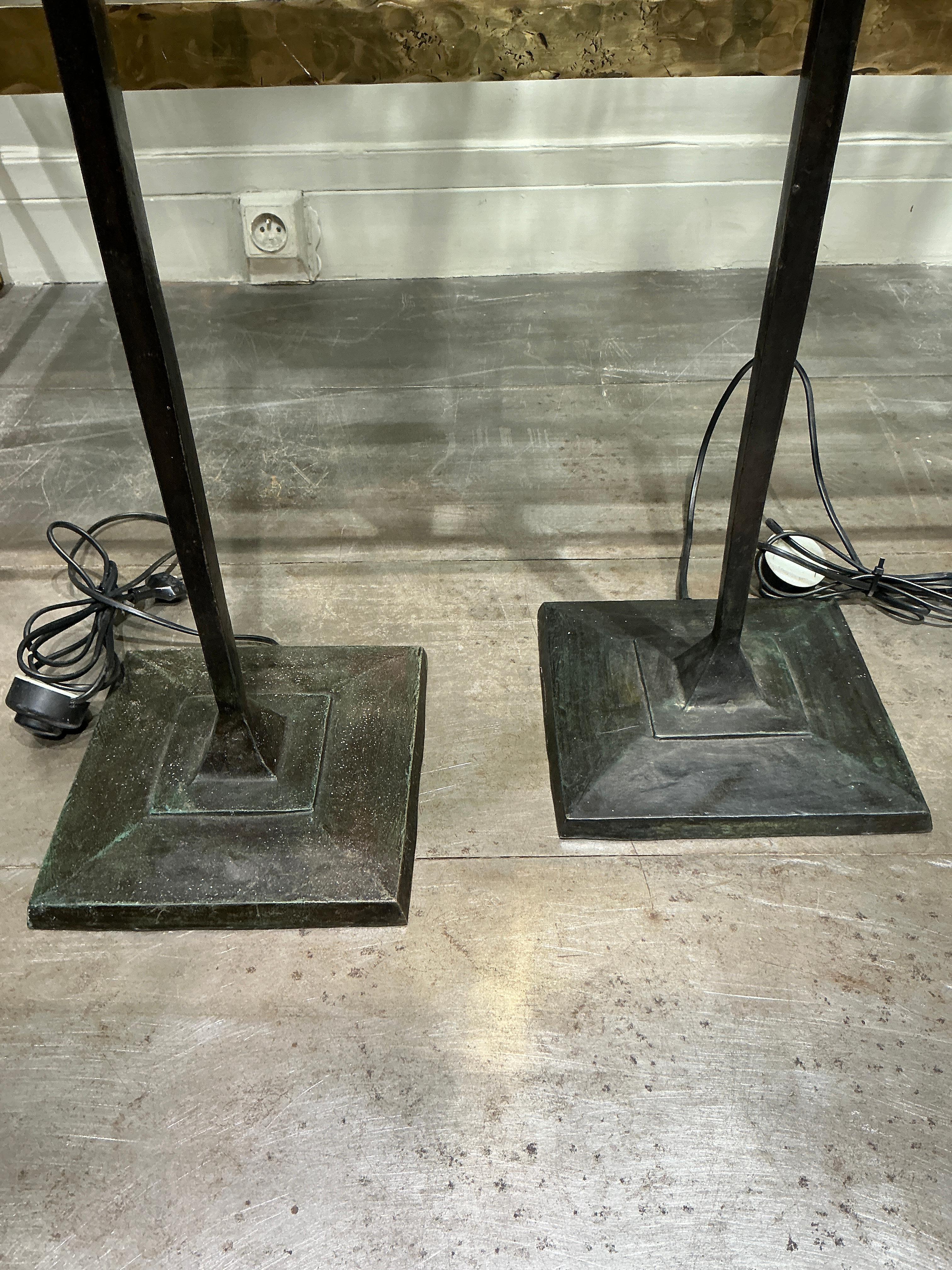 Coppia di lampade da terra in bronzo Eric Schmitt circa 1980 In condizioni buone a PARIS, FR