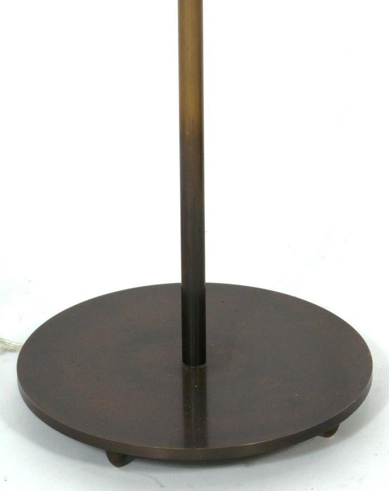 Coppia di lampade da terra in bronzo, americane, alla maniera di Christian Liaigre, non firmate, circa anni 2000. I paralumi non sono inclusi. 