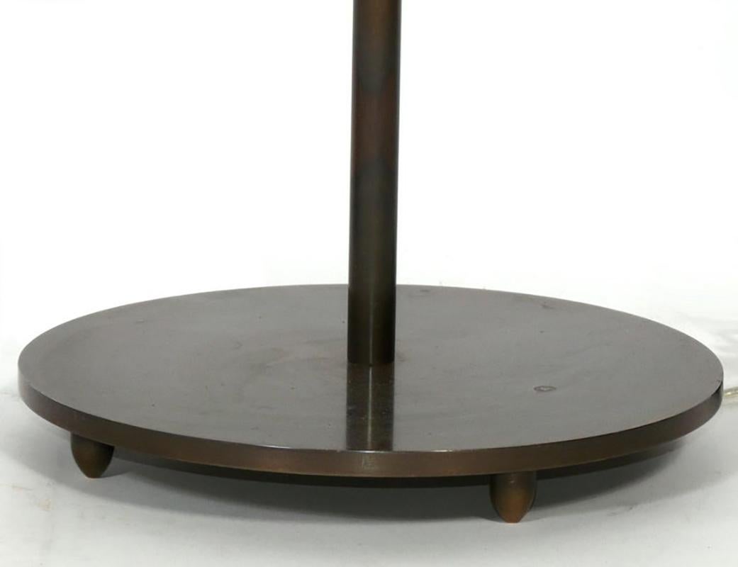 Mid-Century moderno Coppia di lampade da terra in bronzo in vendita