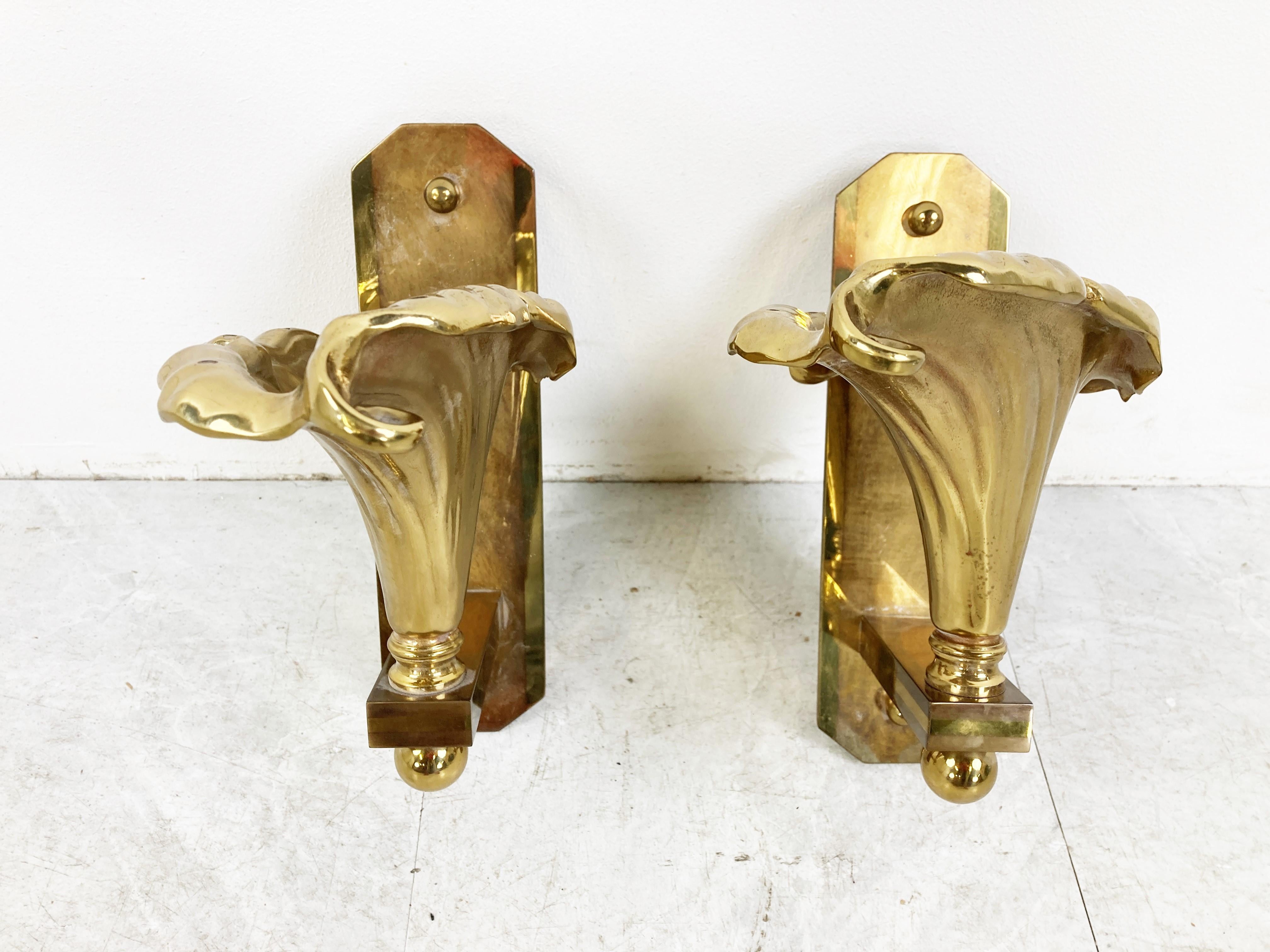 Pair of heavy bronze flower wall lamps.

The spectacular wall sconces where made in belgium and are beautifully made.

1970s - Belgium

Good condition, tested and ready to use 

Work with GU 10 spots 

Dimension:
Height: