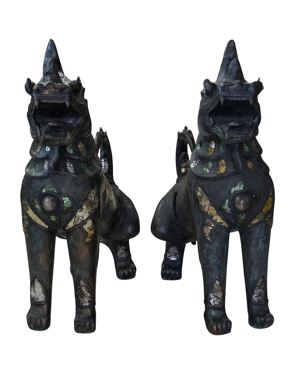 Spettacolare coppia di statue di cani da caccia in bronzo, H. H.
Che bella coppia di cani Foo
Inizio e metà del XX secolo
Come da tradizione, uno è maschio e l'altro è femmina.
Corpi in bronzo
Disegni incisi su tutto il perimetro
Intarsiato con
