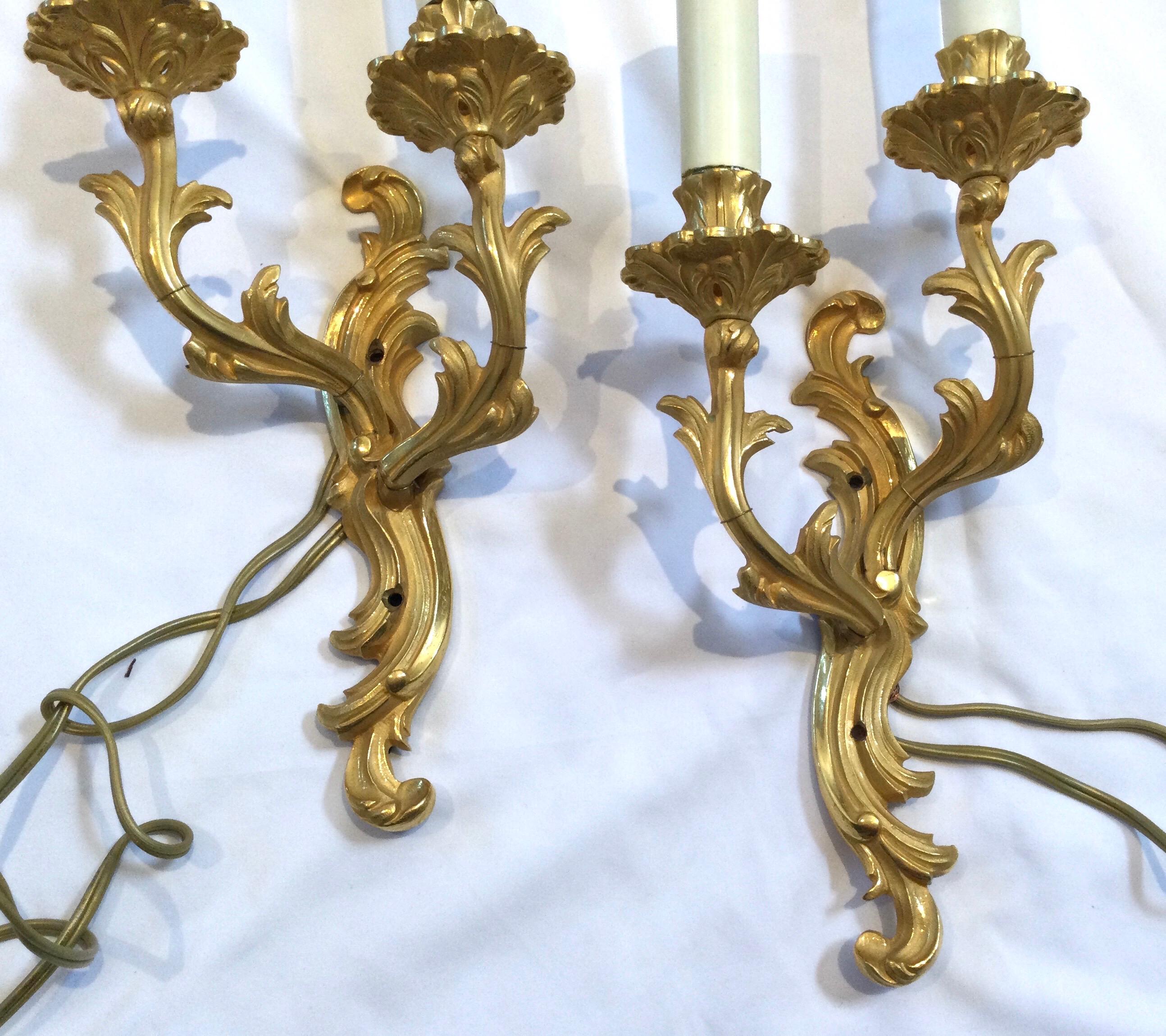 Coppia di lampade da parete a due luci in stile francese in bronzo In condizioni buone in vendita a Lambertville, NJ