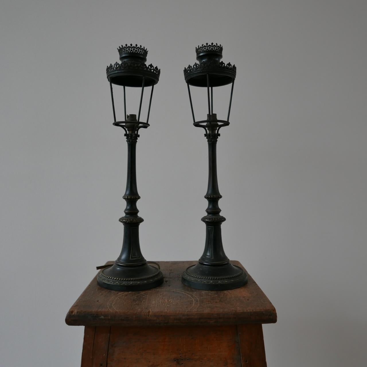 Un par de inusuales lámparas de sobremesa de bronce. 

Francia, c1930s. 

En forma de farolas. 

Parte superior desmontable. 

Buen estado vintage.

Recableado y pruebas PAT.  

Ref. interna: UK.

Ubicación: Galería de Londres.

Dimensiones: 12