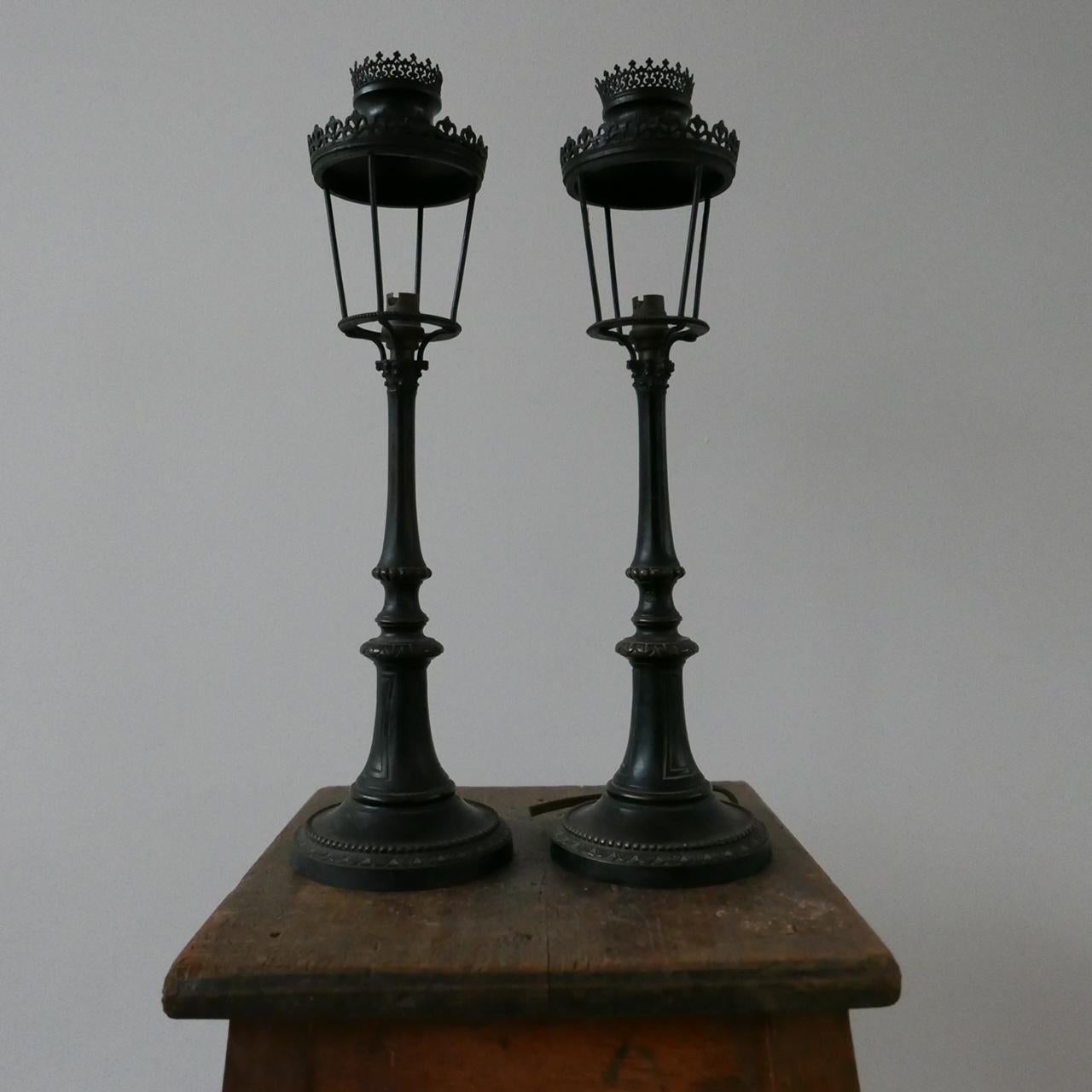 Pareja de Lámparas de Mesa Francesas de Bronce en Forma de Faroles Francés en venta