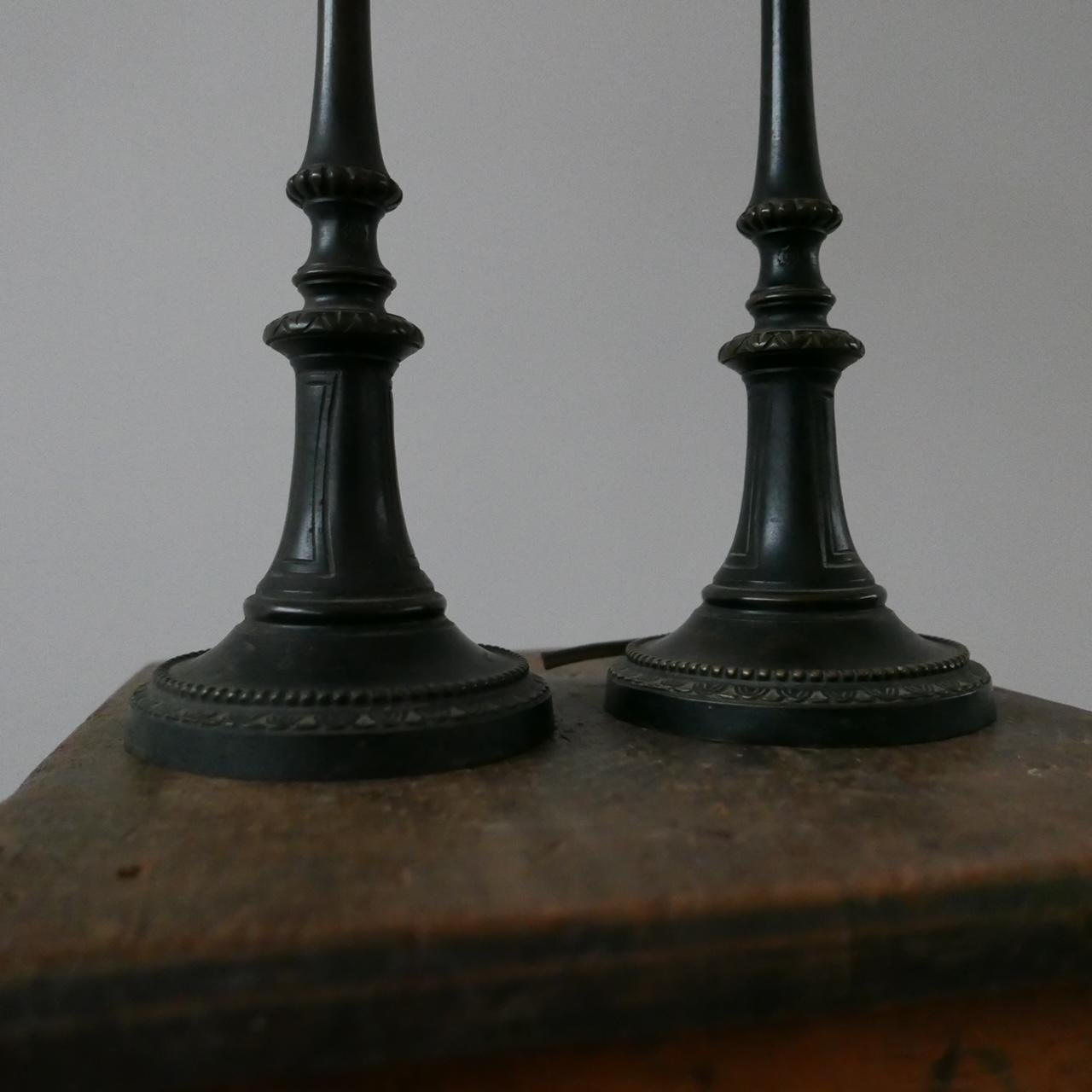 Pareja de Lámparas de Mesa Francesas de Bronce en Forma de Faroles en Bueno estado para la venta en London, GB