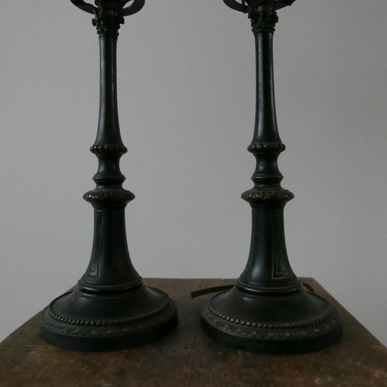Pareja de Lámparas de Mesa Francesas de Bronce en Forma de Faroles mediados del siglo XX en venta