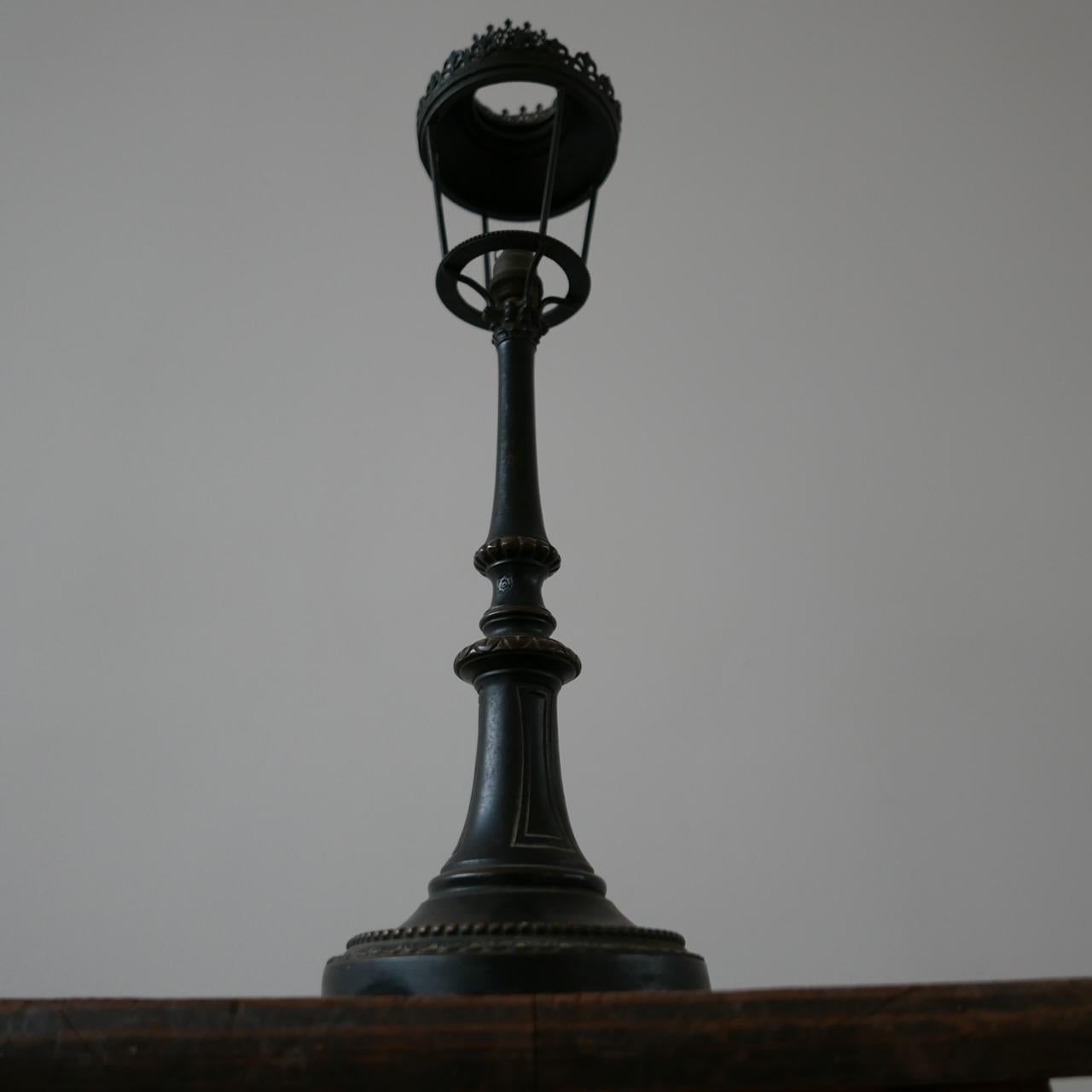 Pareja de Lámparas de Mesa Francesas de Bronce en Forma de Faroles en venta 3