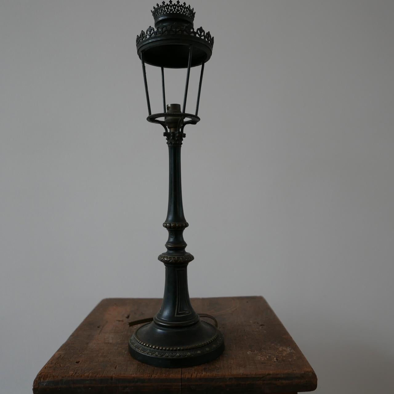 Pareja de Lámparas de Mesa Francesas de Bronce en Forma de Faroles en venta 4