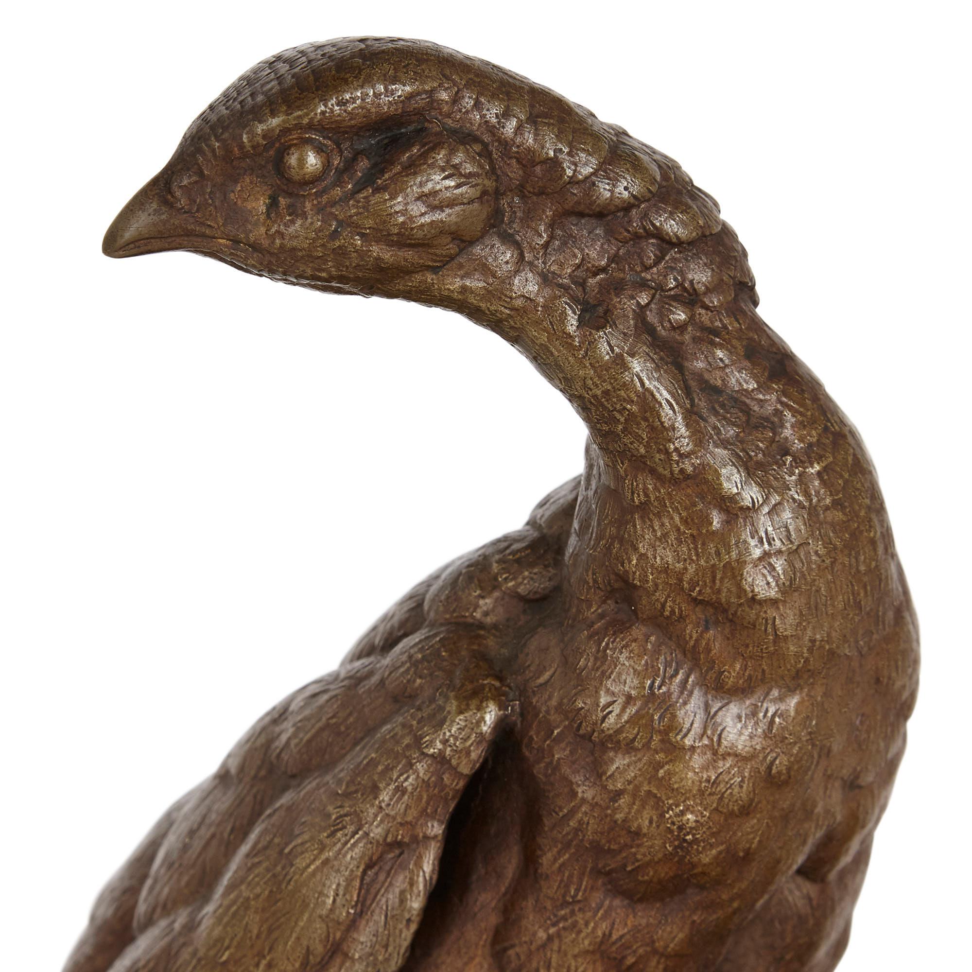 Français Paire de sculptures d'oiseaux de chasse en bronze de Jules Moigniez en vente