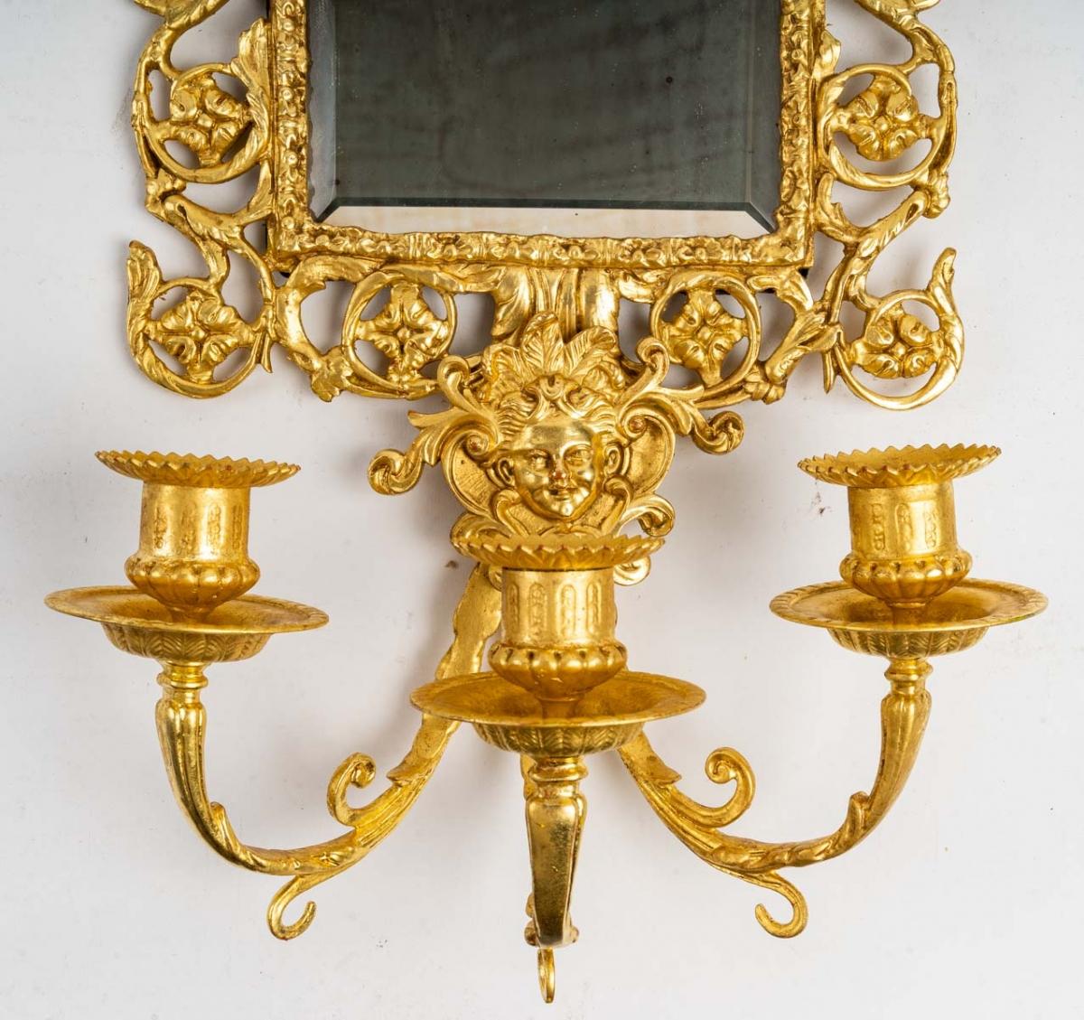 Pair of bronze gilt leaf mirror wall lights
The three arms of light are carried by a very nice mascaron of a smiling cherub.
Period : 19th century 
Dimensions : Height: 56cm x width: 23cm.