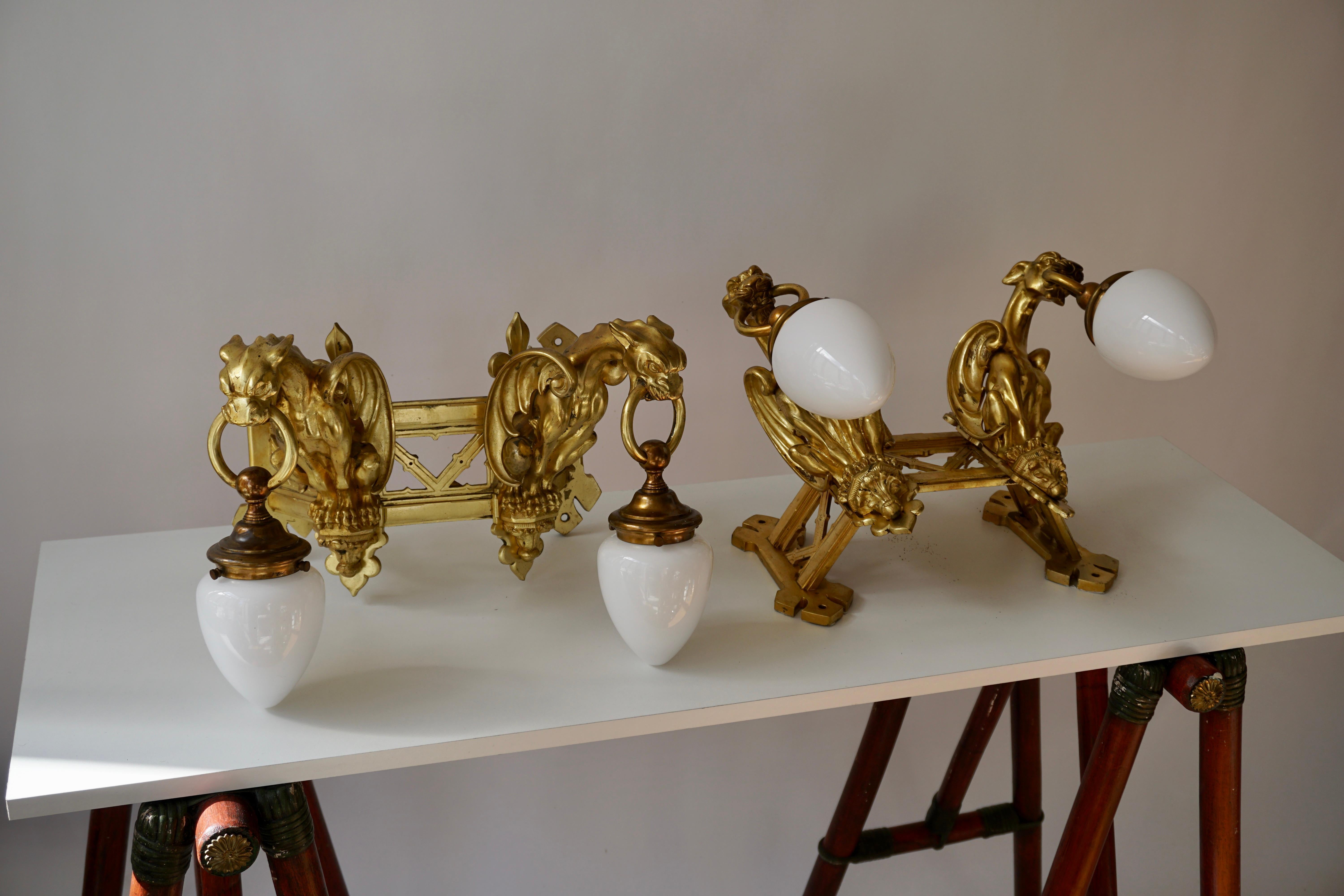 Pareja de apliques de bronce dorado que representan dos grifos en venta 7