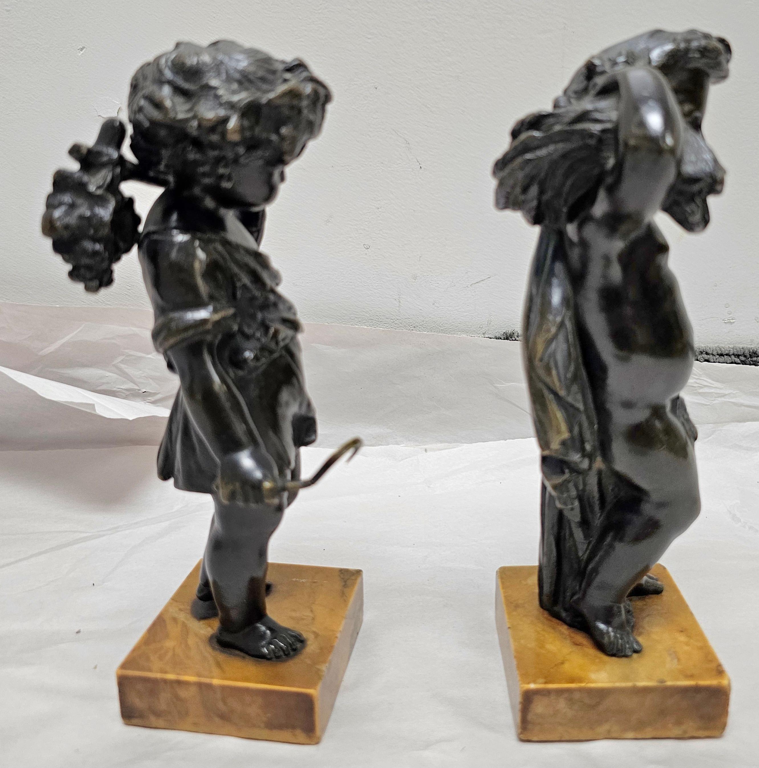 Meiji Paire de figurines de chérubins Putti en bronze sur socle en marbre. en vente