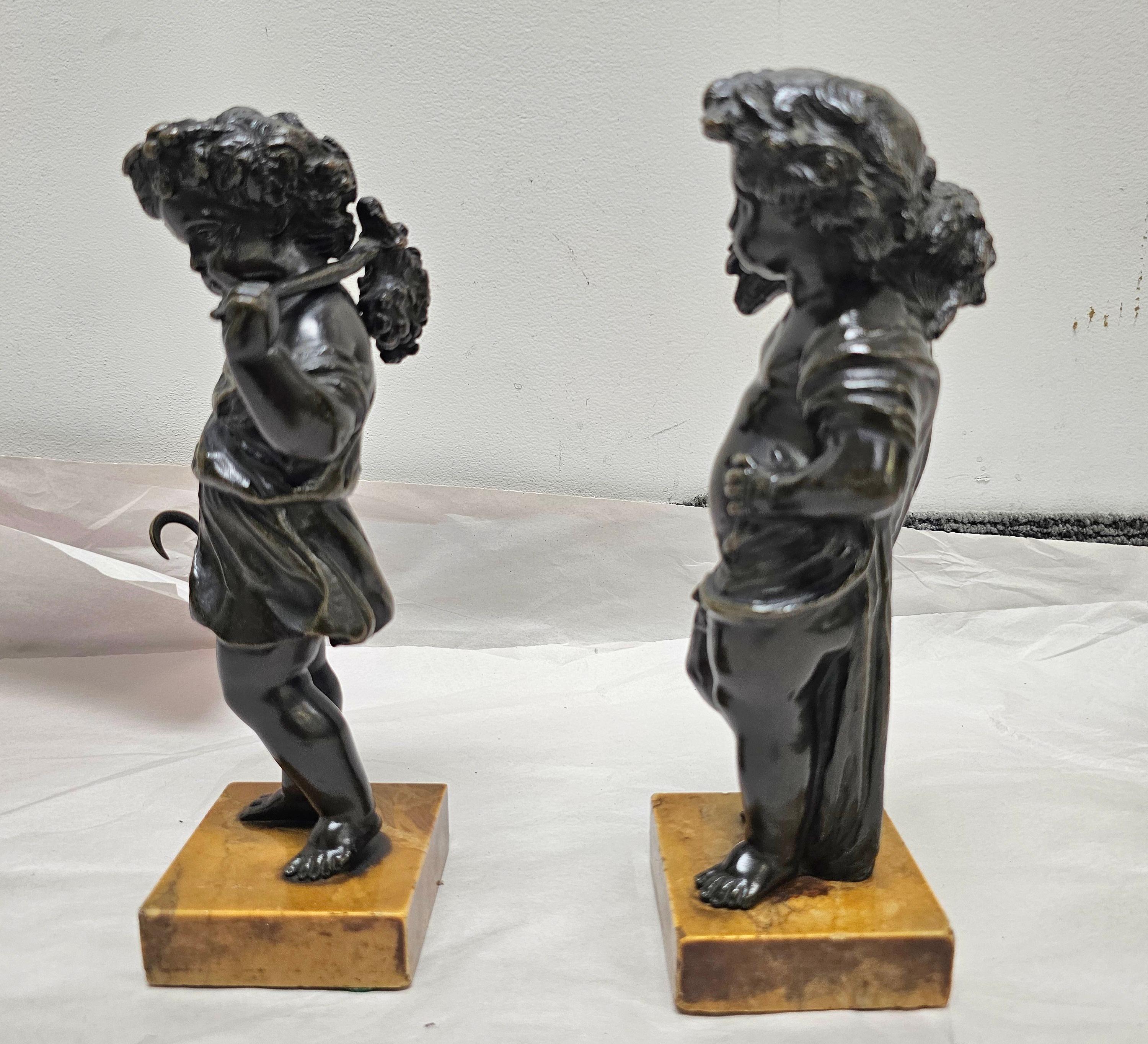 Japonais Paire de figurines de chérubins Putti en bronze sur socle en marbre. en vente