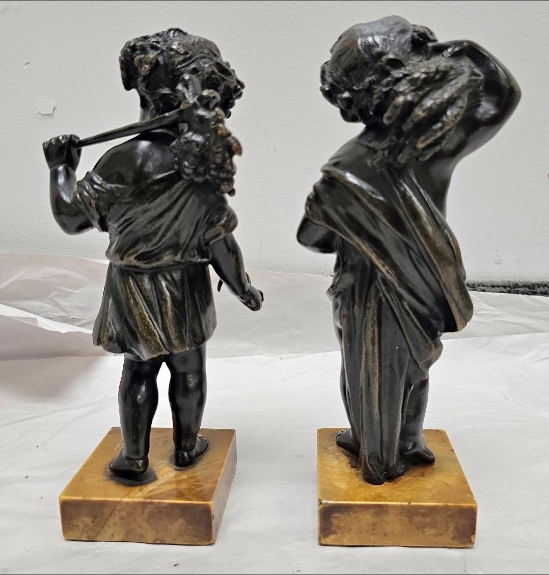 20ième siècle Paire de figurines de chérubins Putti en bronze sur socle en marbre. en vente