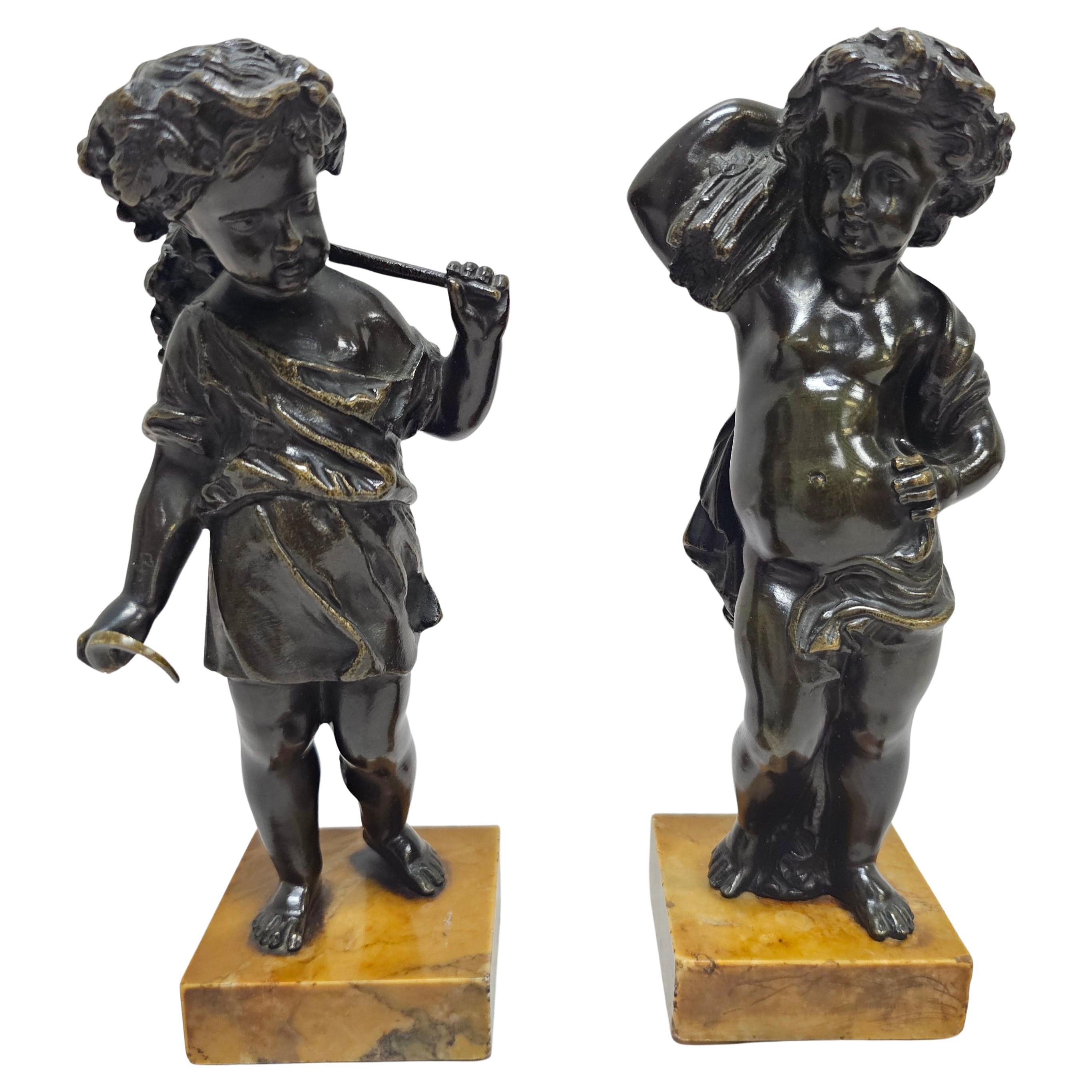 Paire de figurines de chérubins Putti en bronze sur socle en marbre. en vente