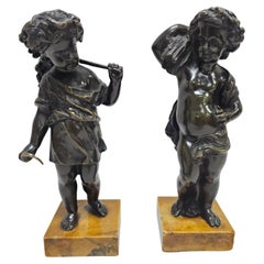 Paire de figurines de chérubins Putti en bronze sur socle en marbre.