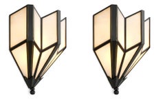 Coppia di lampade da parete con finitura in bronzo lucido e vetro fuso bianco