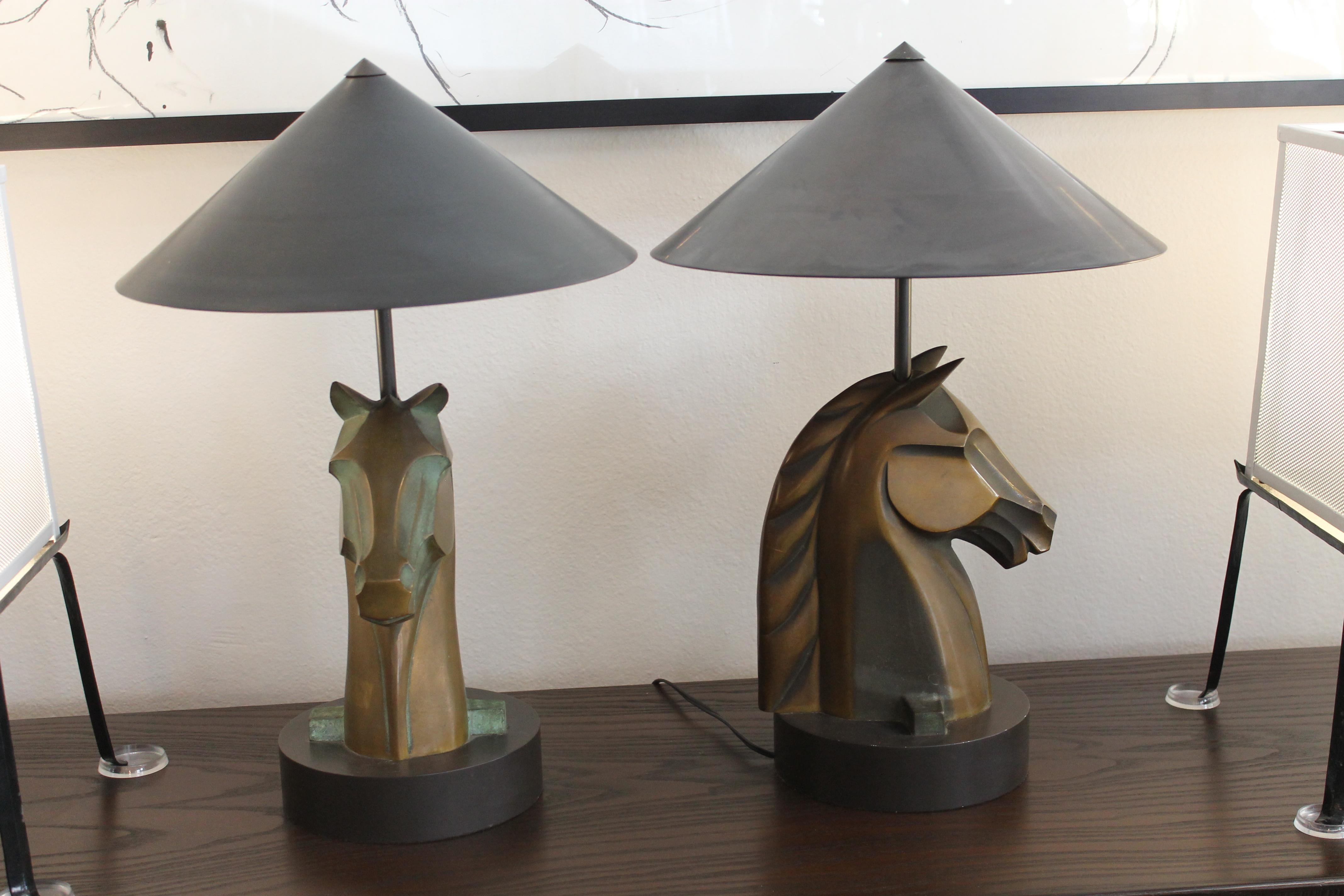 Mid-Century Modern Paire de lampes à tête de cheval en bronze en vente