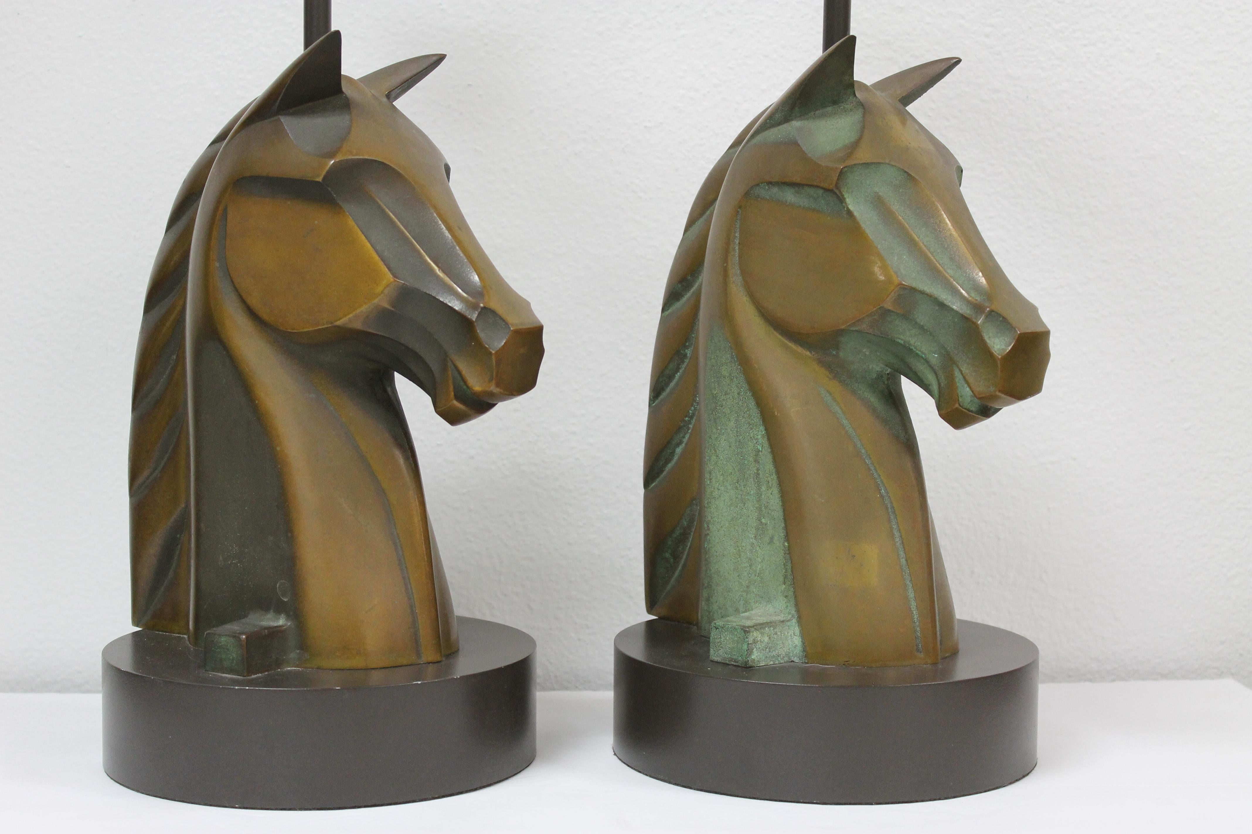 Français Paire de lampes à tête de cheval en bronze en vente