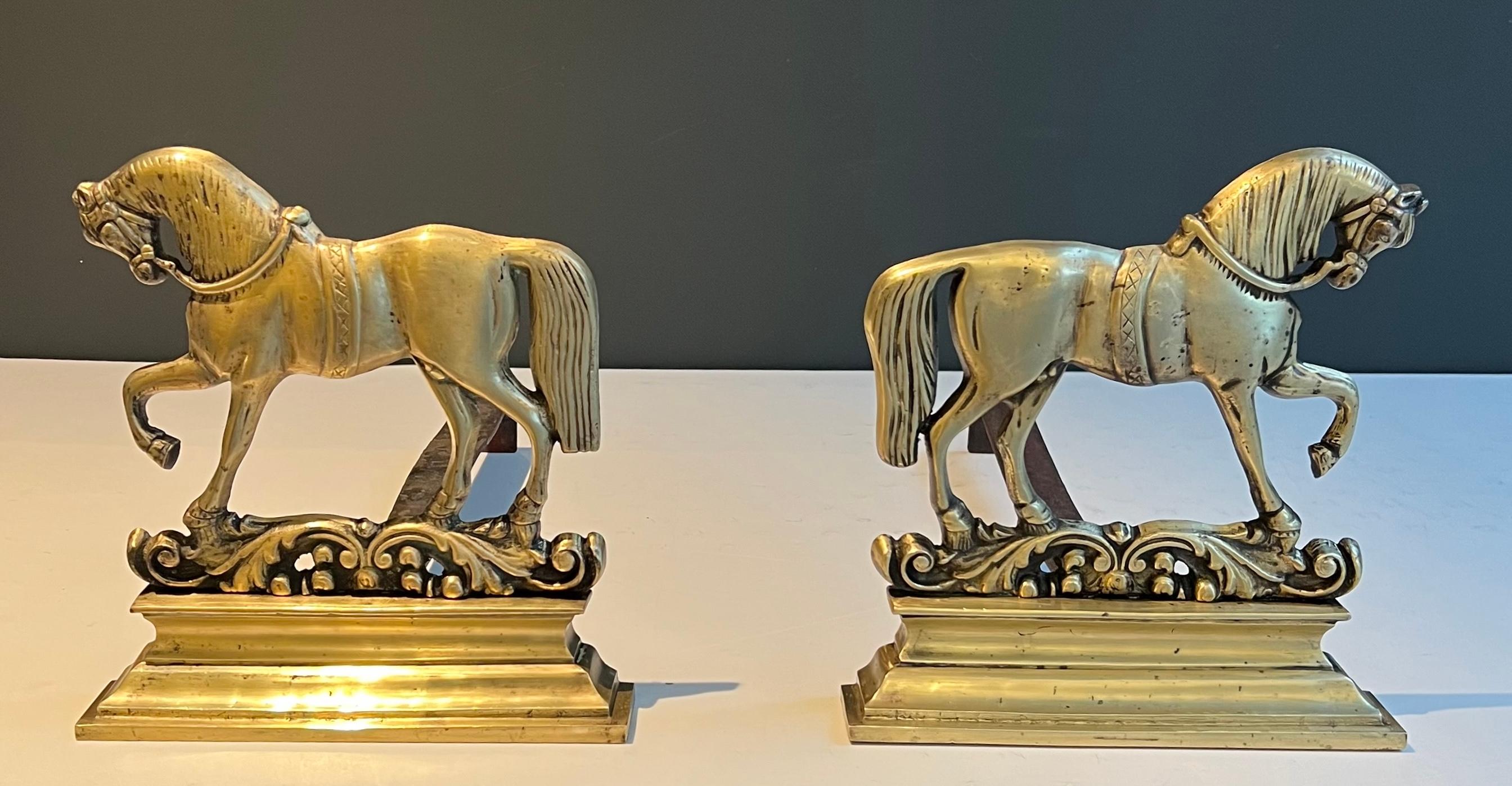 Questa bella coppia di candelabri Horses è realizzata in bronzo. Questa è un'opera francese. Circa 1970.