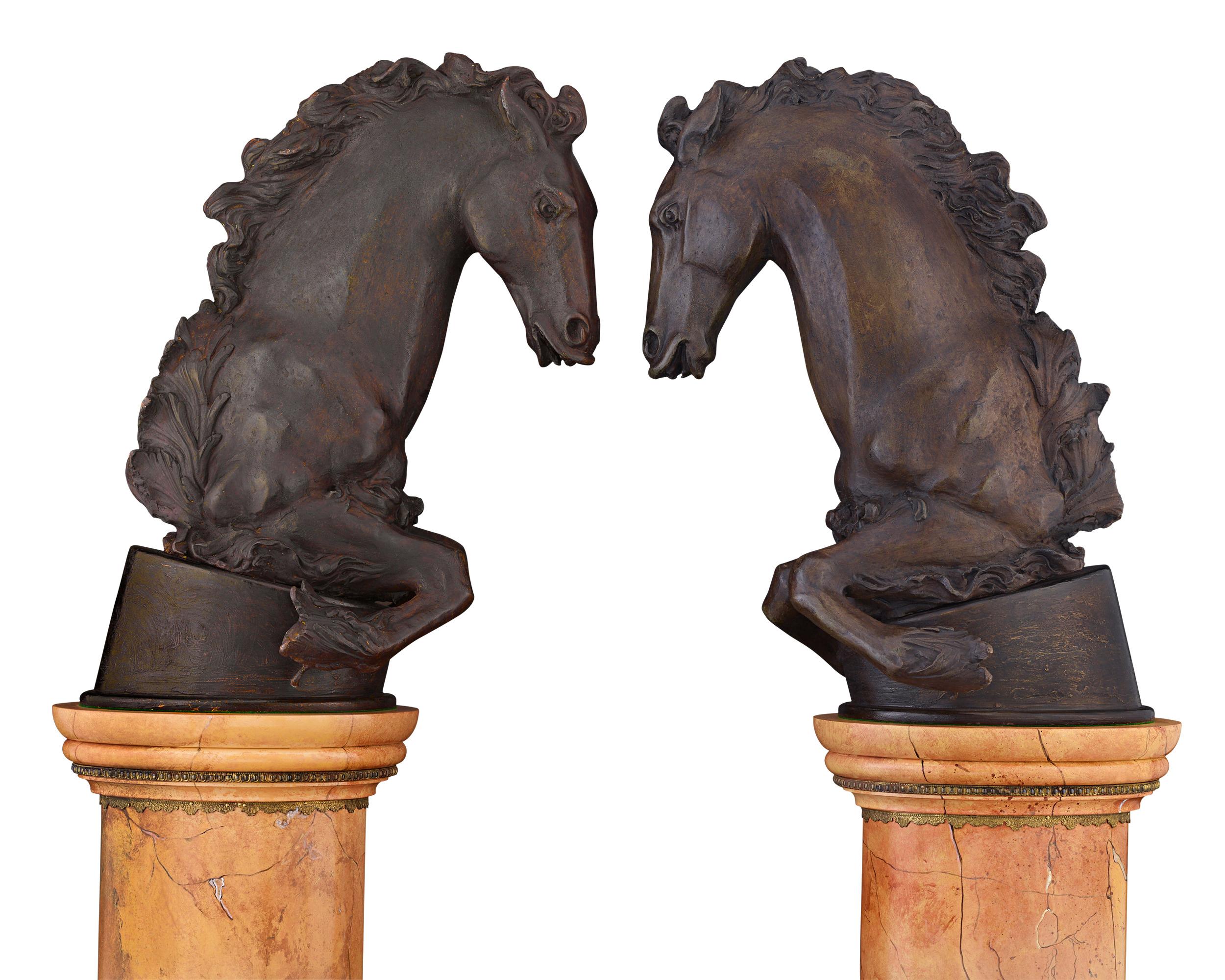 Cette paire exceptionnelle de chevaux en bronze est attribuée au sculpteur royal français Jean-Baptiste Tuby et rappelle les jardins somptueusement décorés des grands palais de Louis XIV. Famed était en fait l'un des principaux sculpteurs des