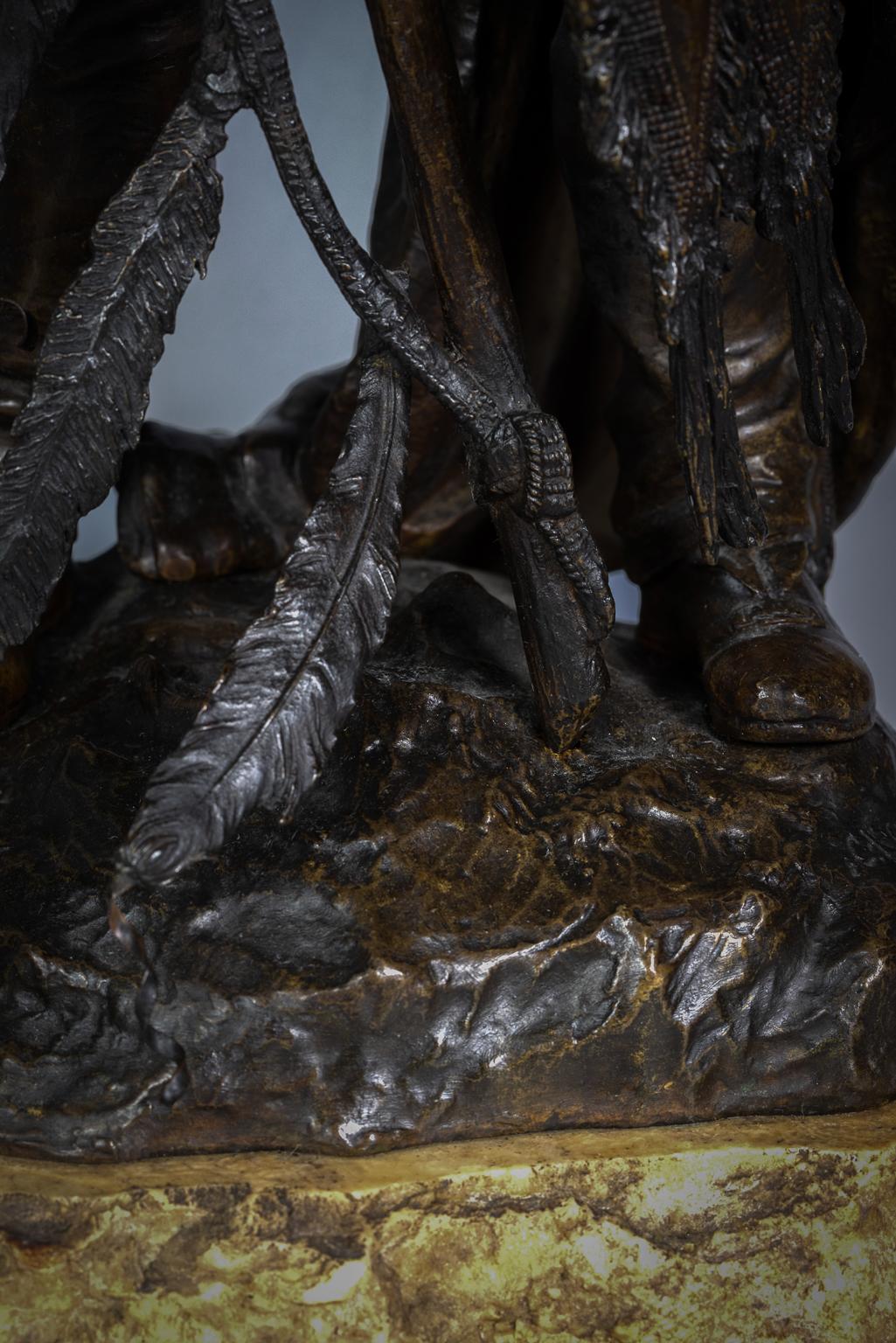 Coppia di sculture indiane in bronzo raffiguranti 'Guerra e Pace', di Carl Kauba in vendita 5