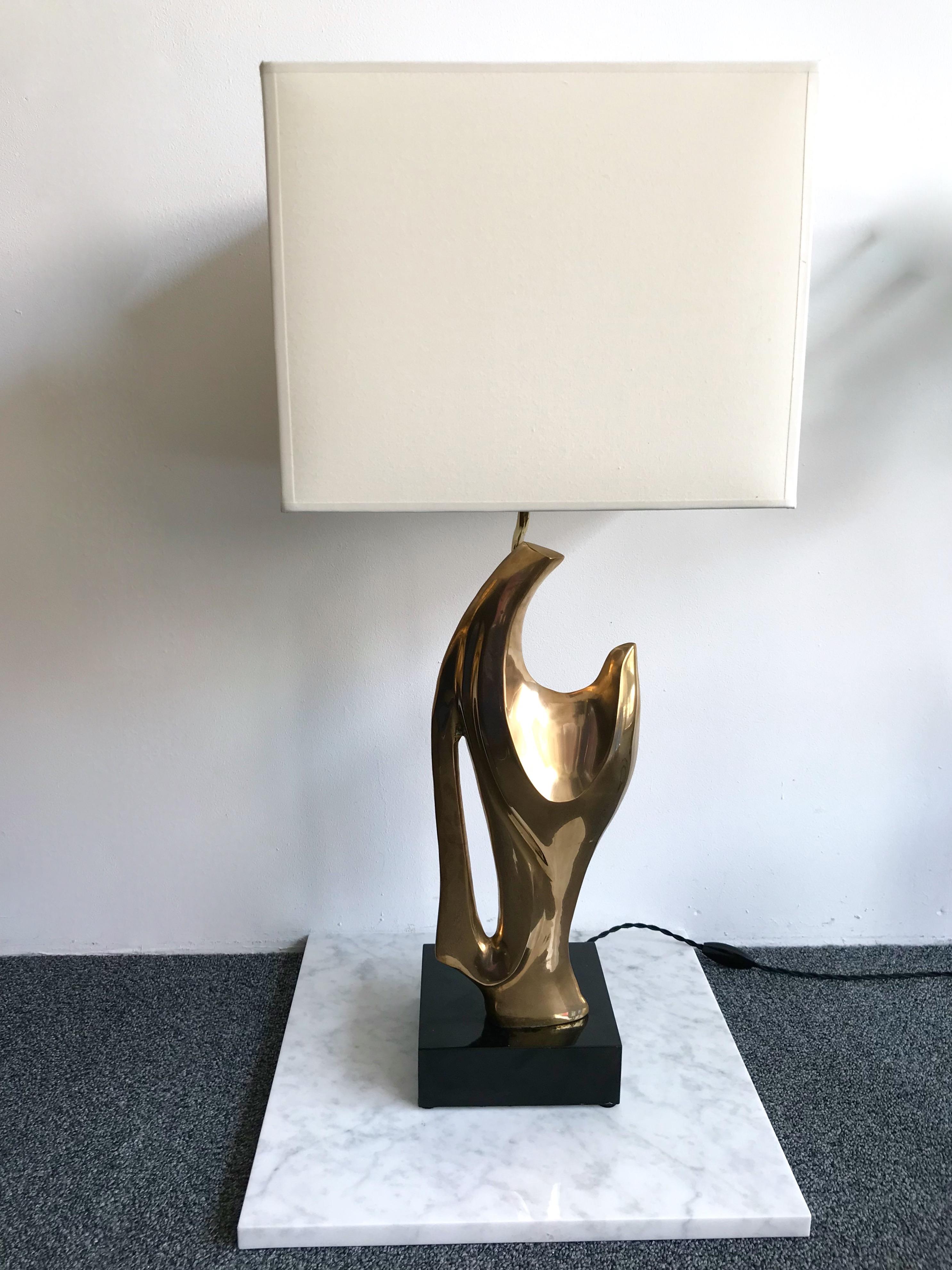 Rare pair of bronze sculpture lamps by the artist Alain Chervet. A left and right lamp, the bronzes are identical but are mounted on opposite sides, very elegant. Black lacquered base. Famous design like Maison Charles, Jansen, Willy Rizzo,